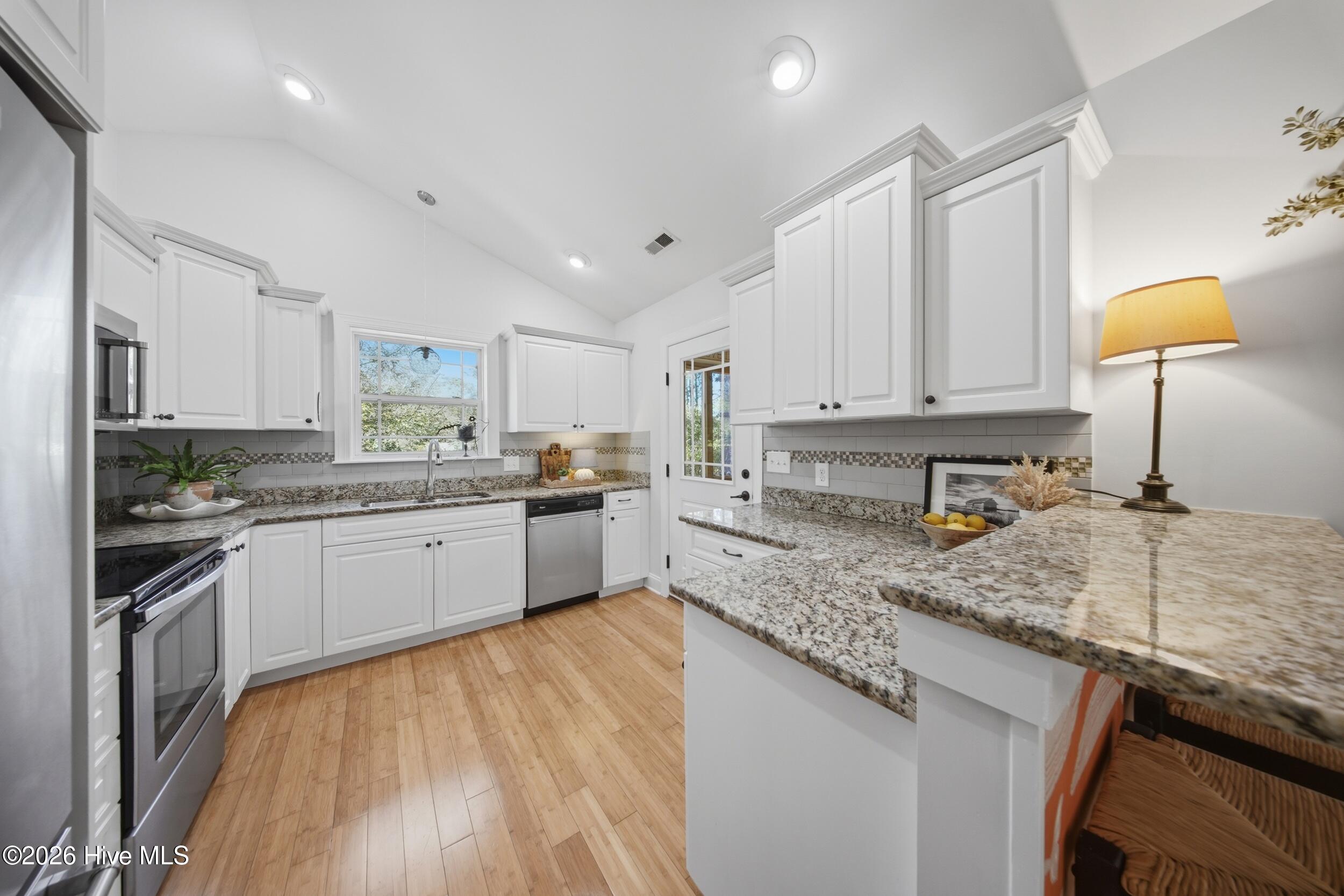 100561155 | Photo 38