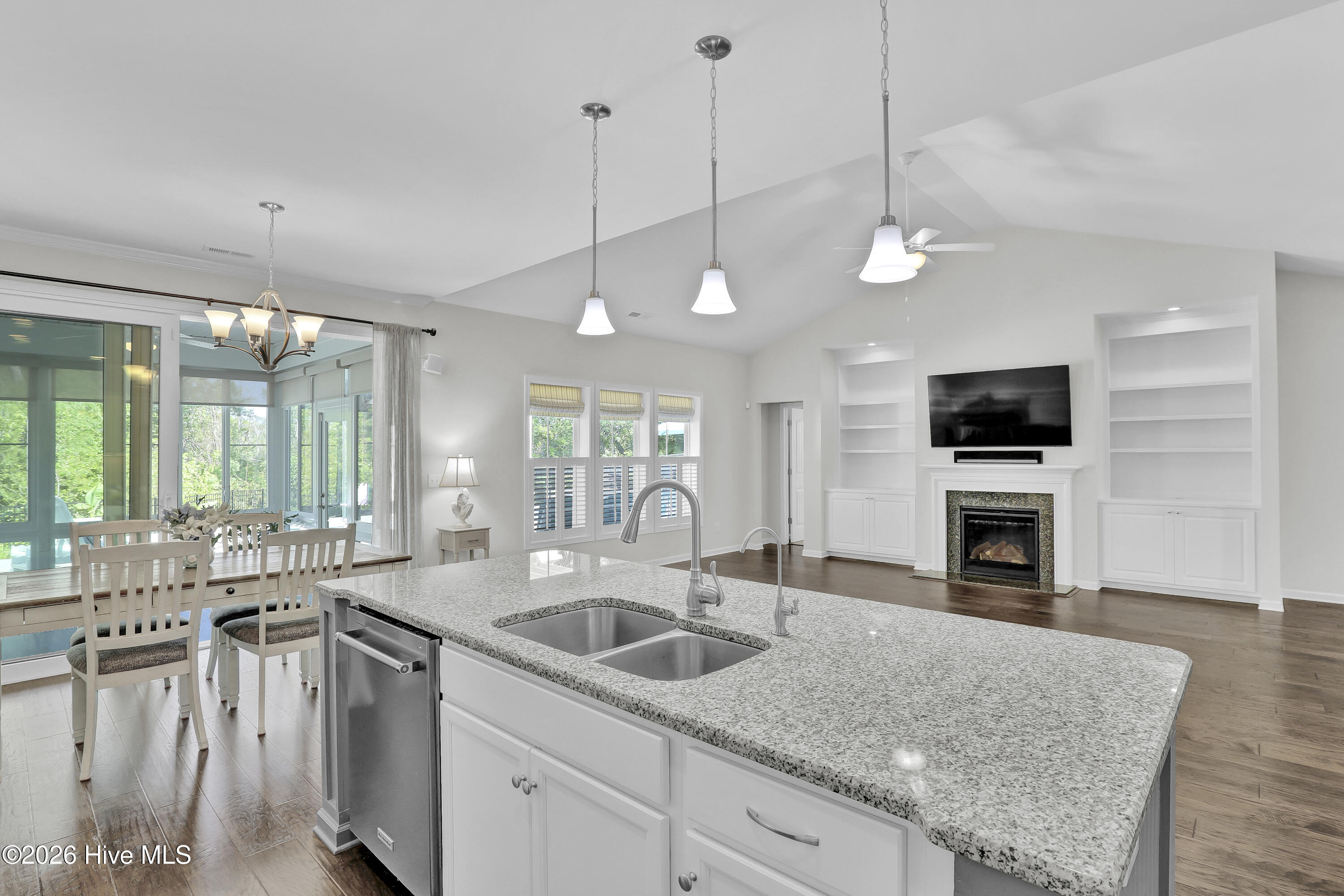 100567607 | Photo 11