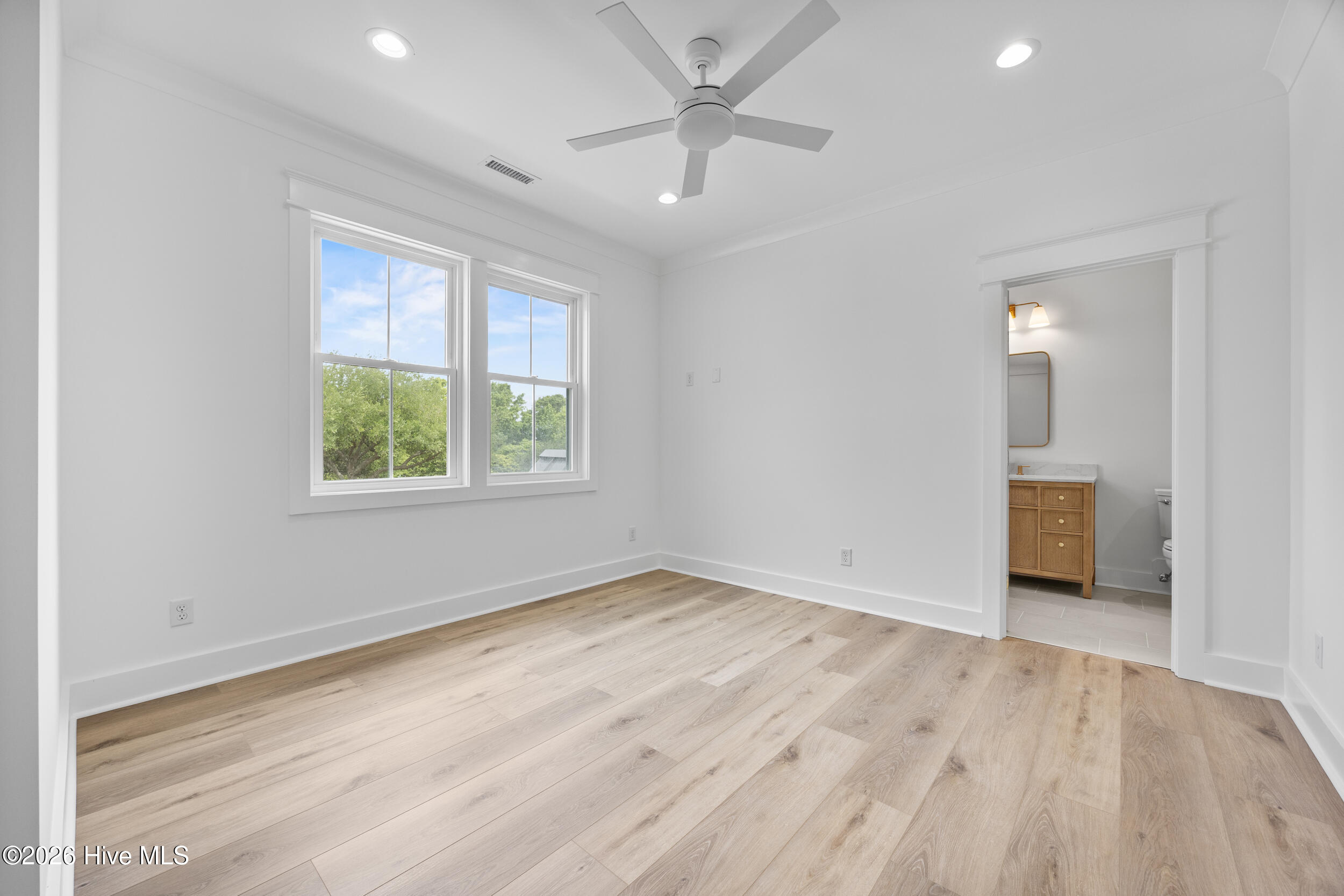 100570401 | Photo 31