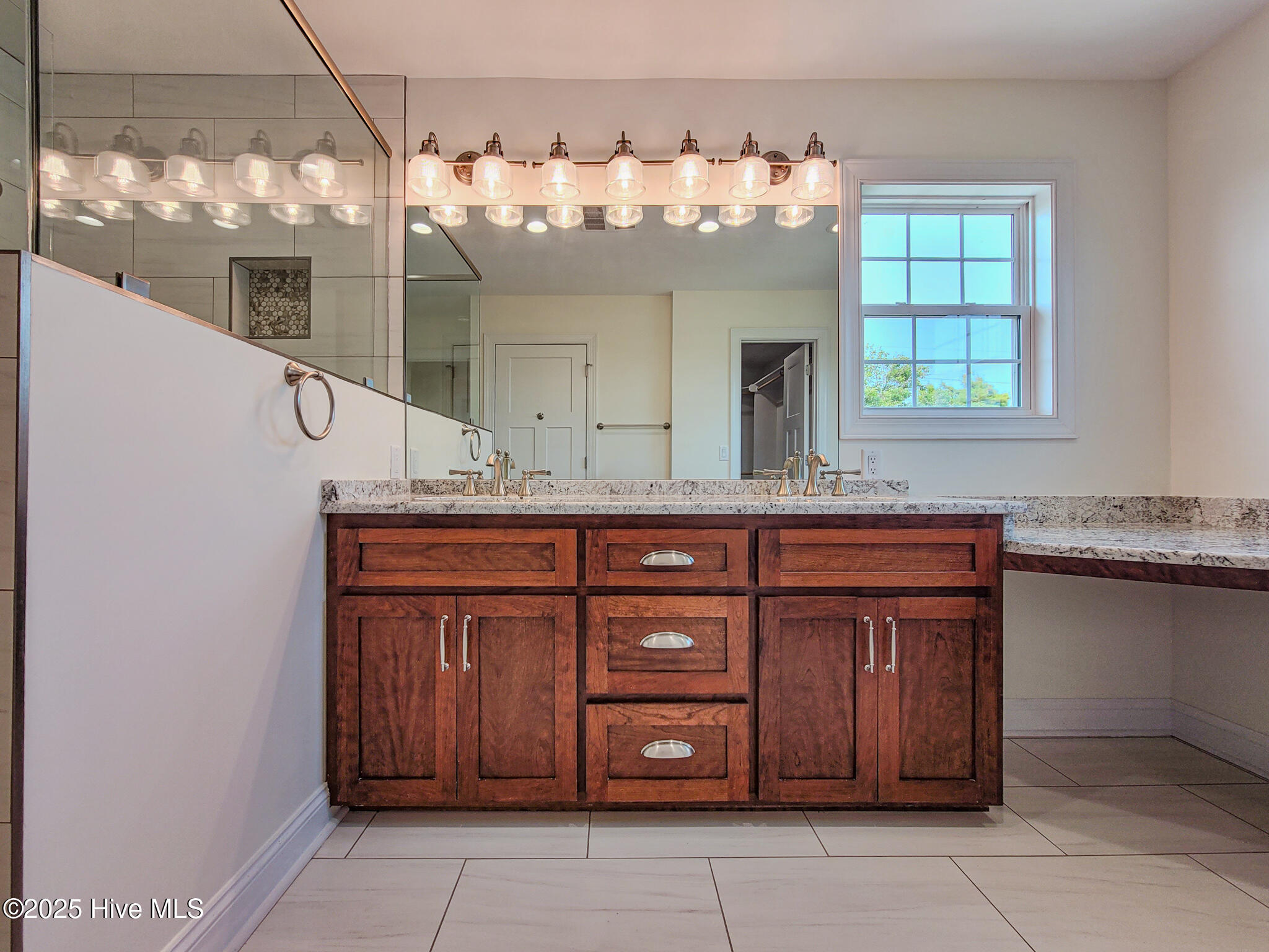 100511254 | Photo 46