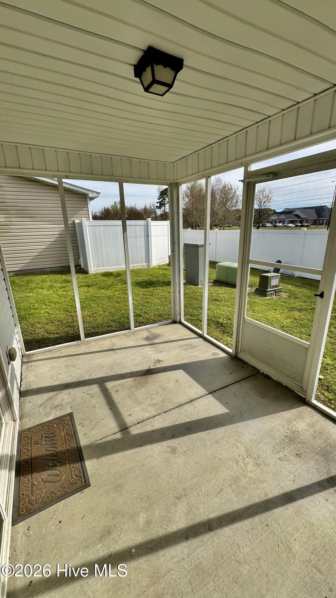 100561588 | Photo 15