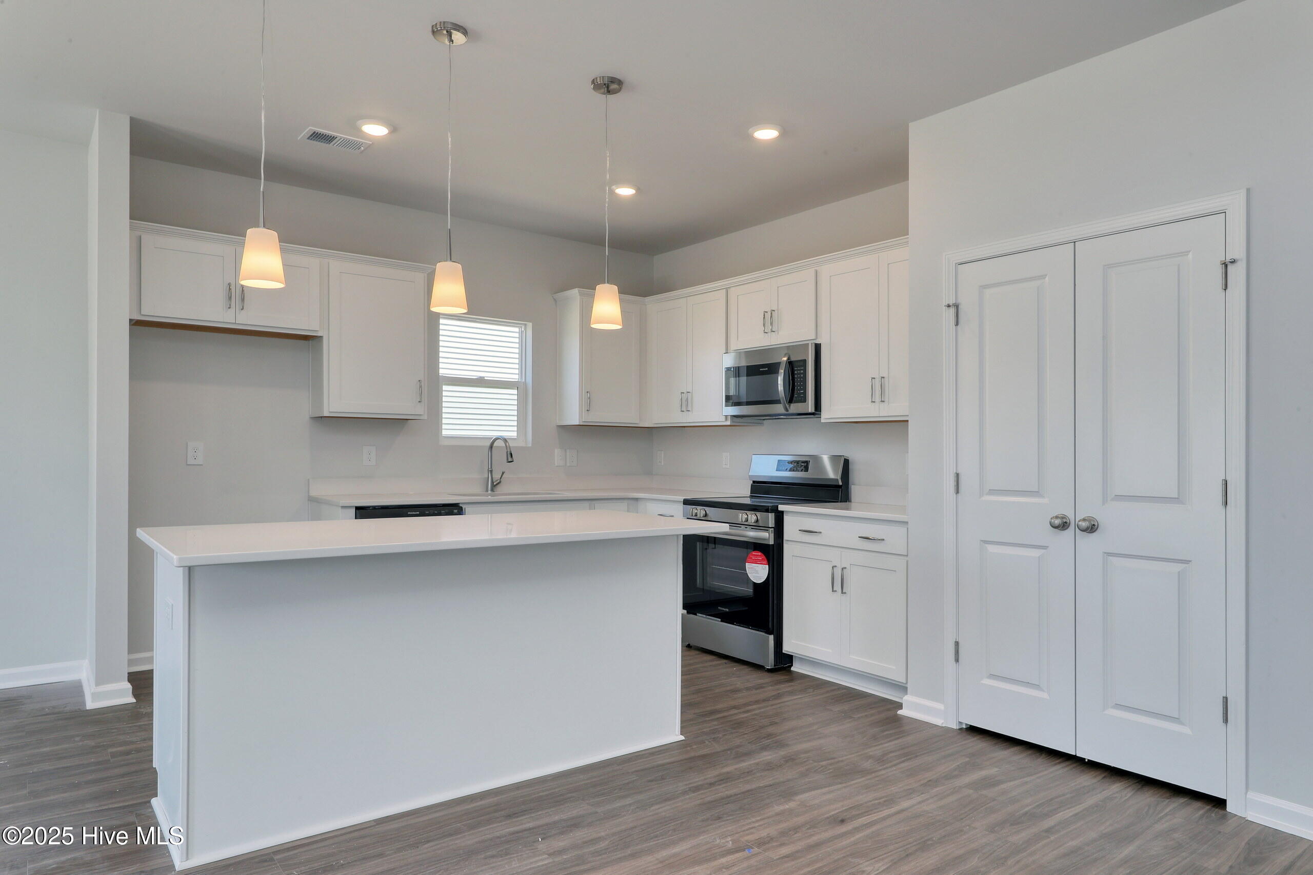 100567928 | Photo 21