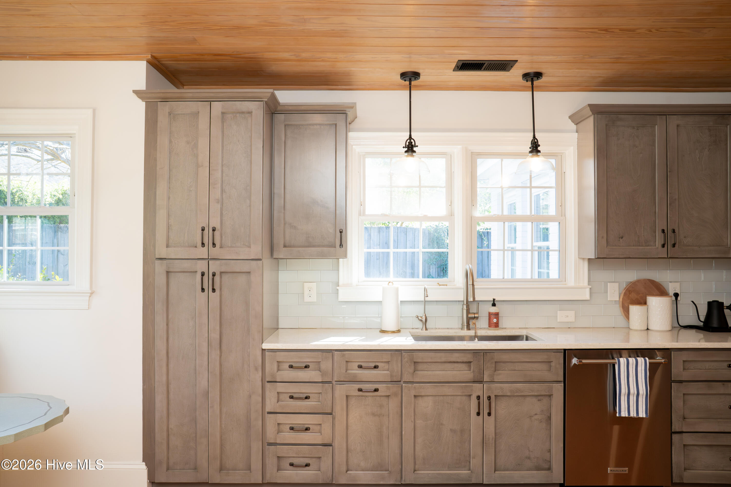 100558476 | Photo 26