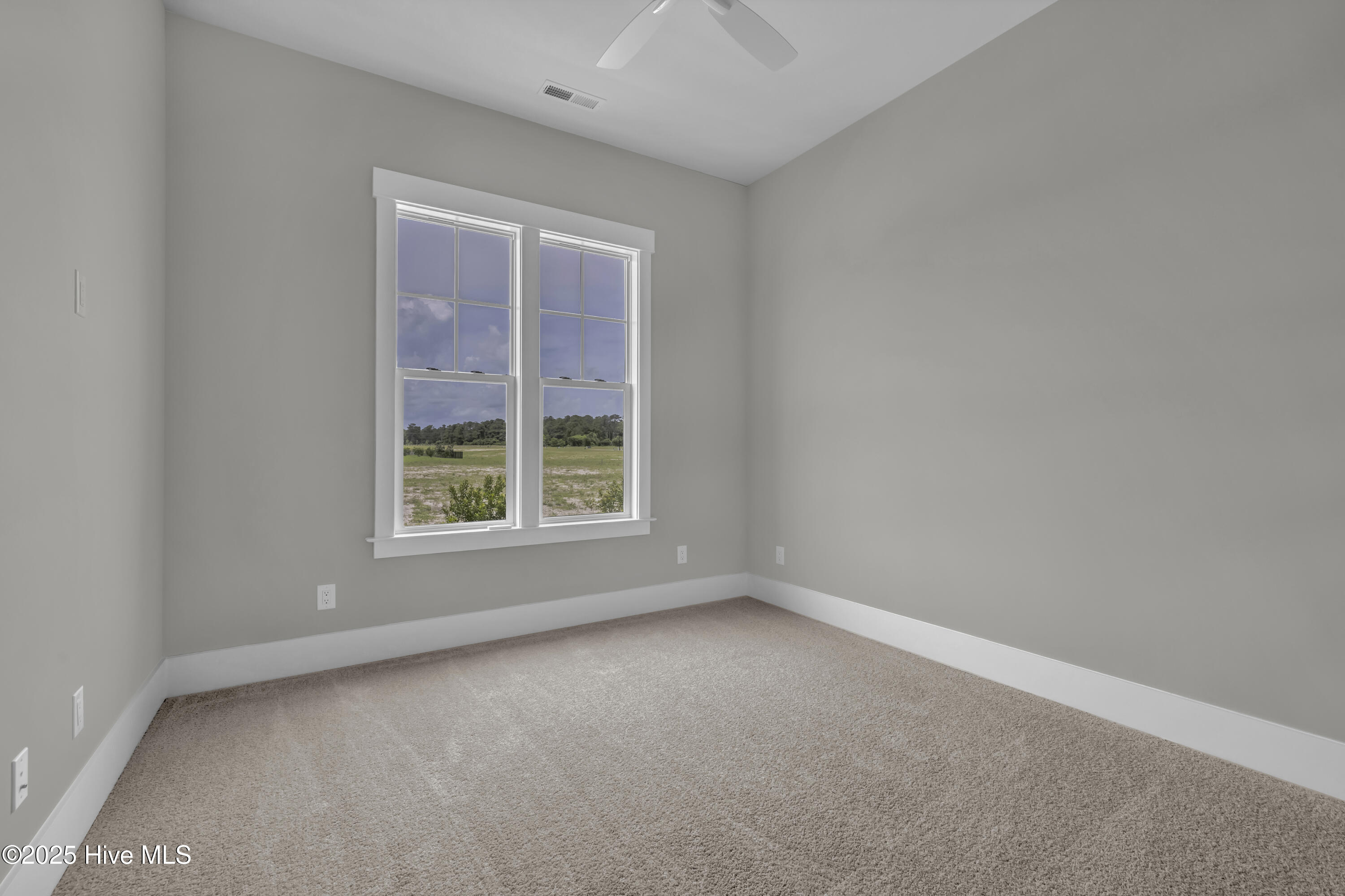 100568013 | Photo 48