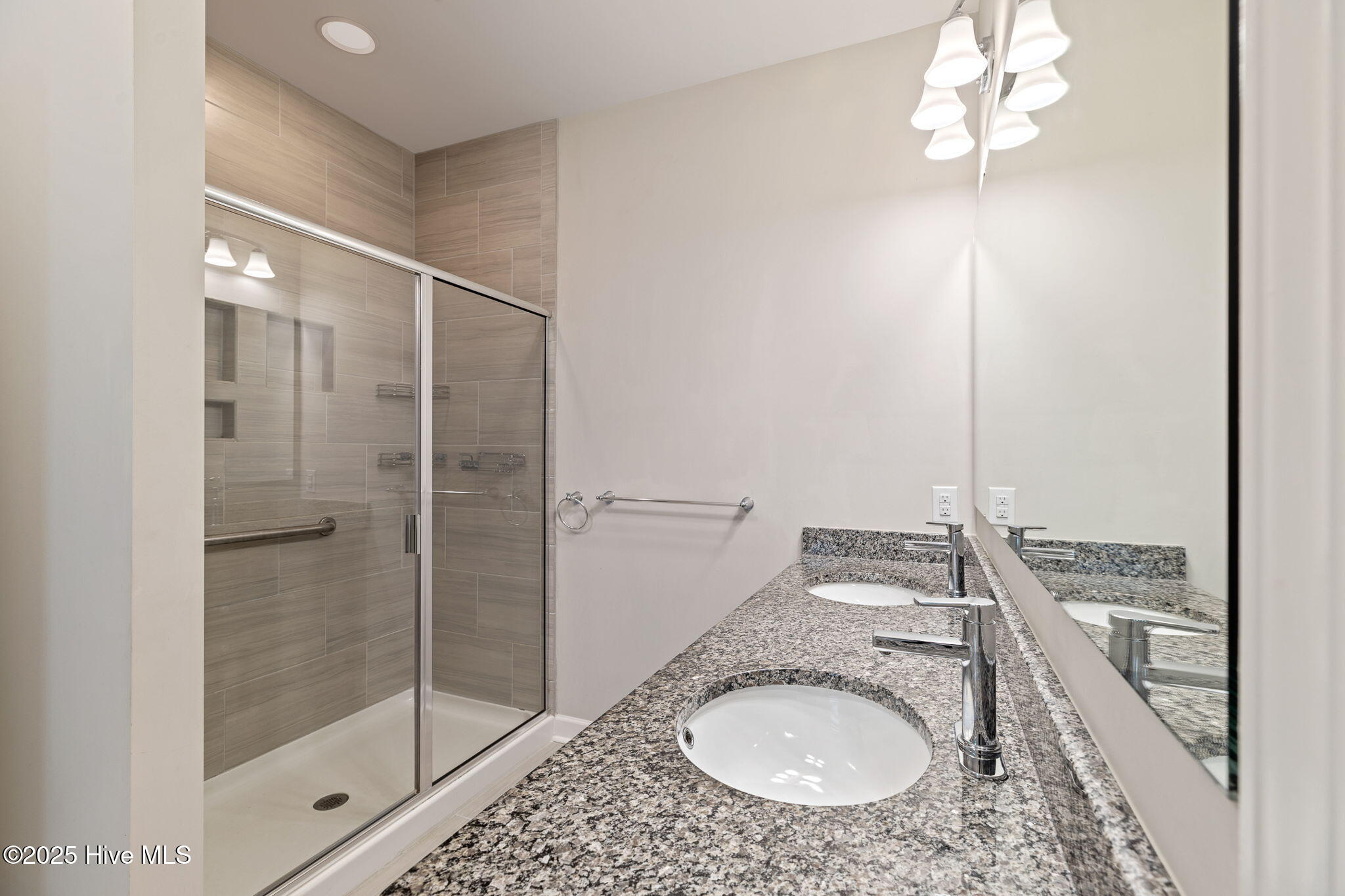 100534231 | Photo 35