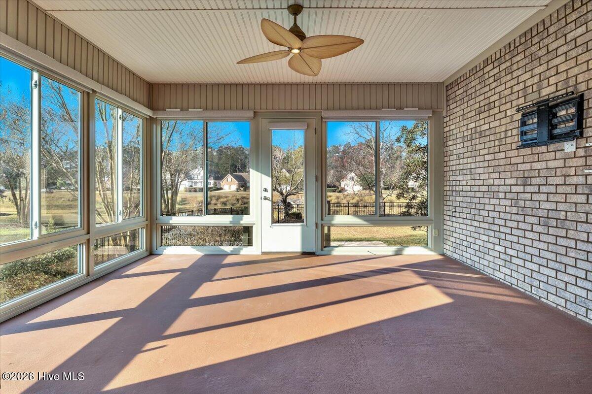 100559889 | Photo 11