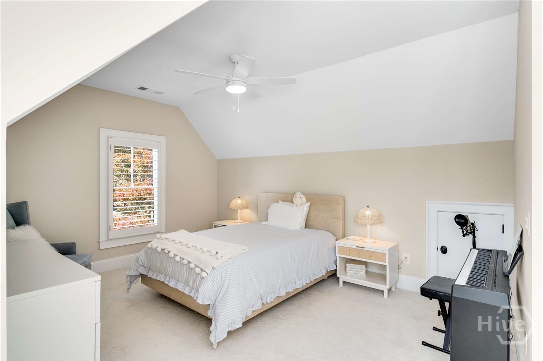 EASILY CAN FIT QUEEN SIZED BEDS