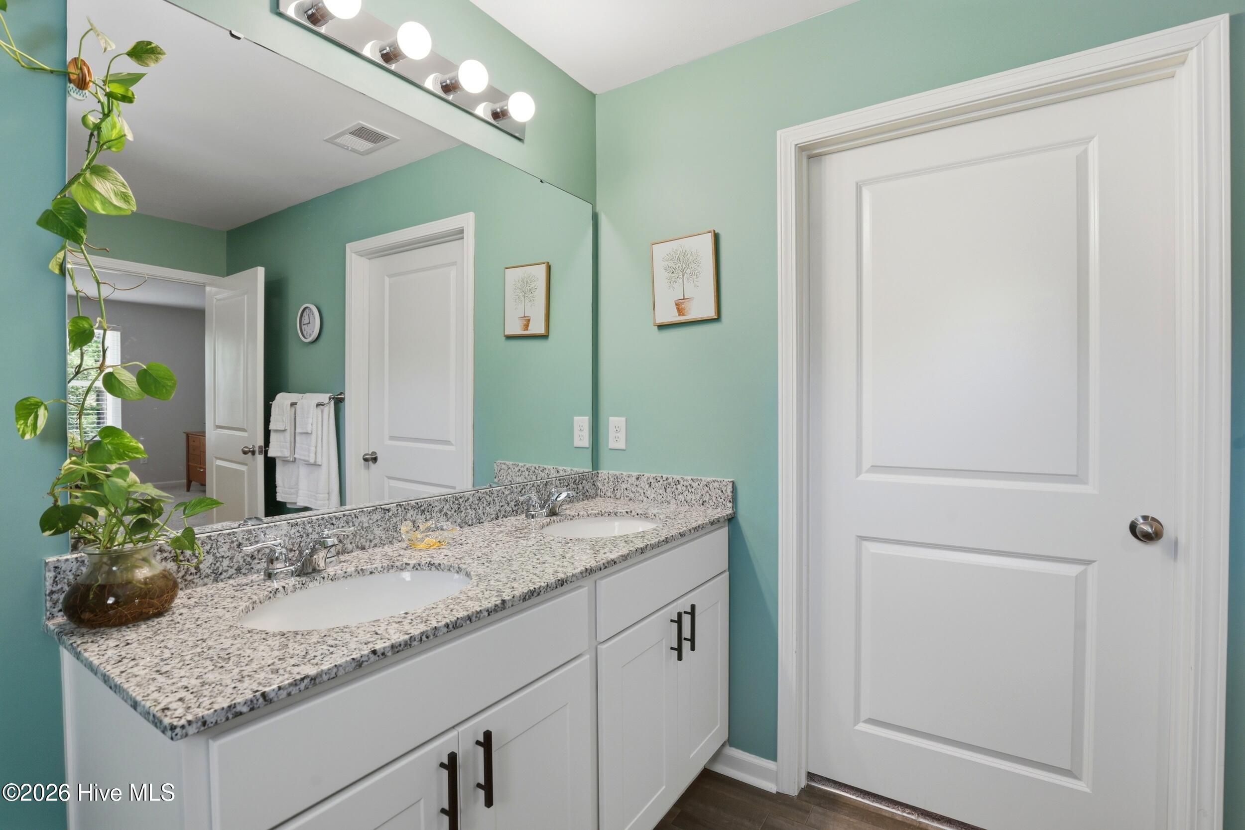 100565948 | Photo 23