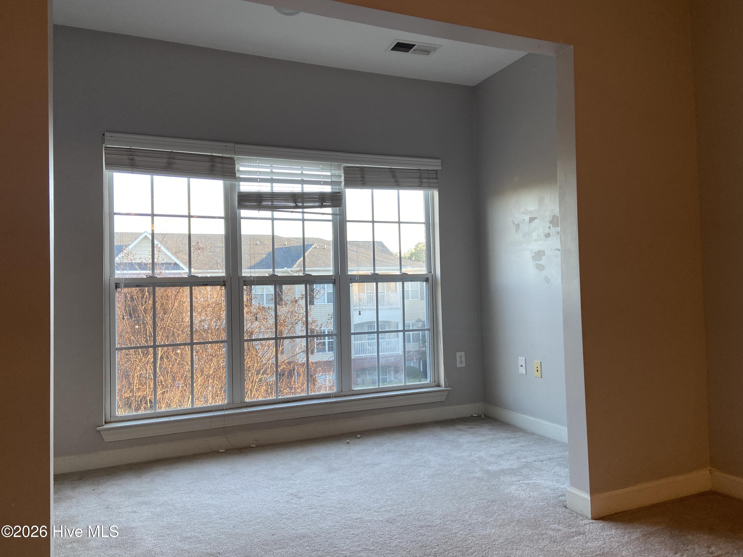 100549389 | Photo 12