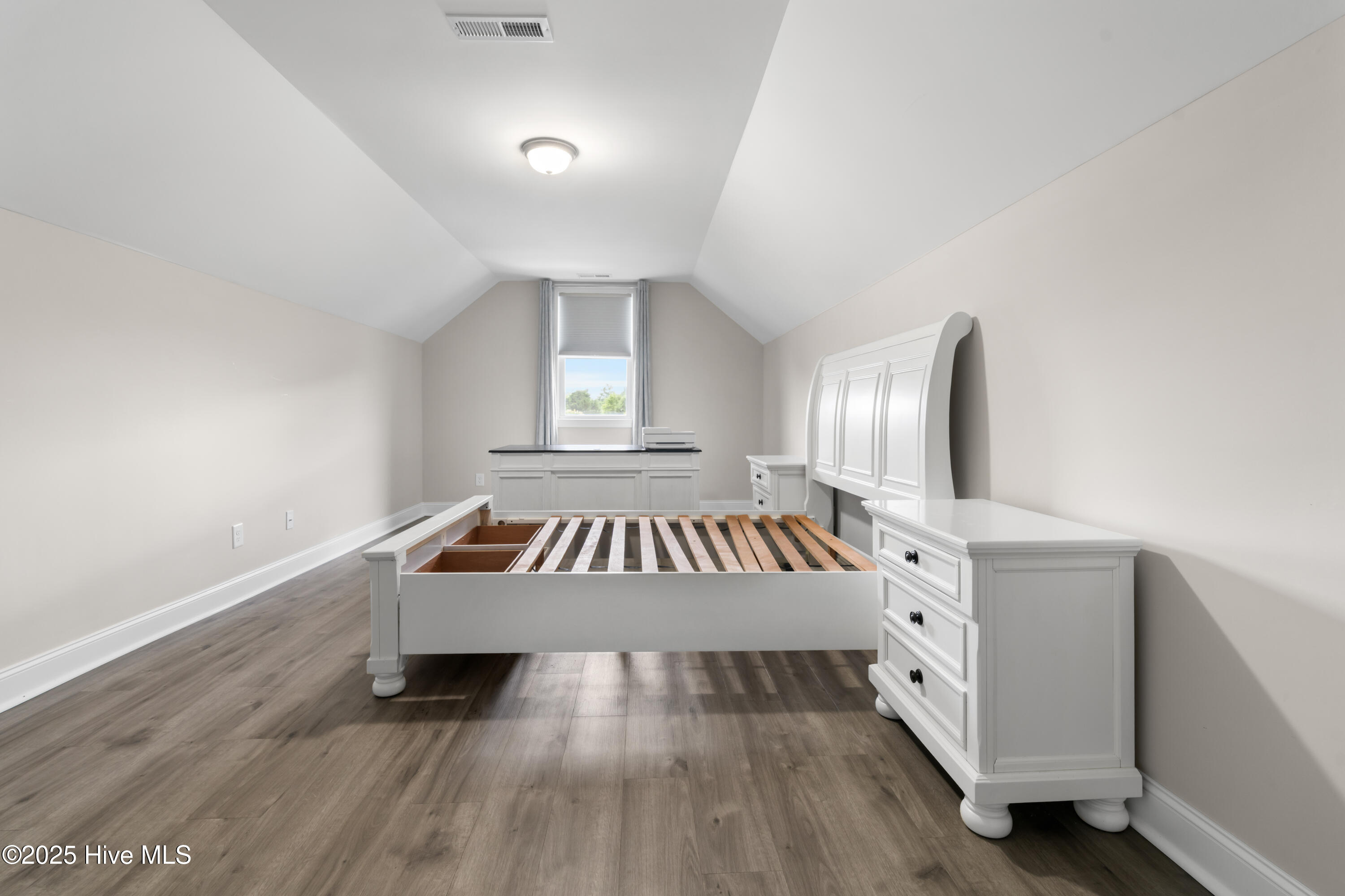 100518721 | Photo 34