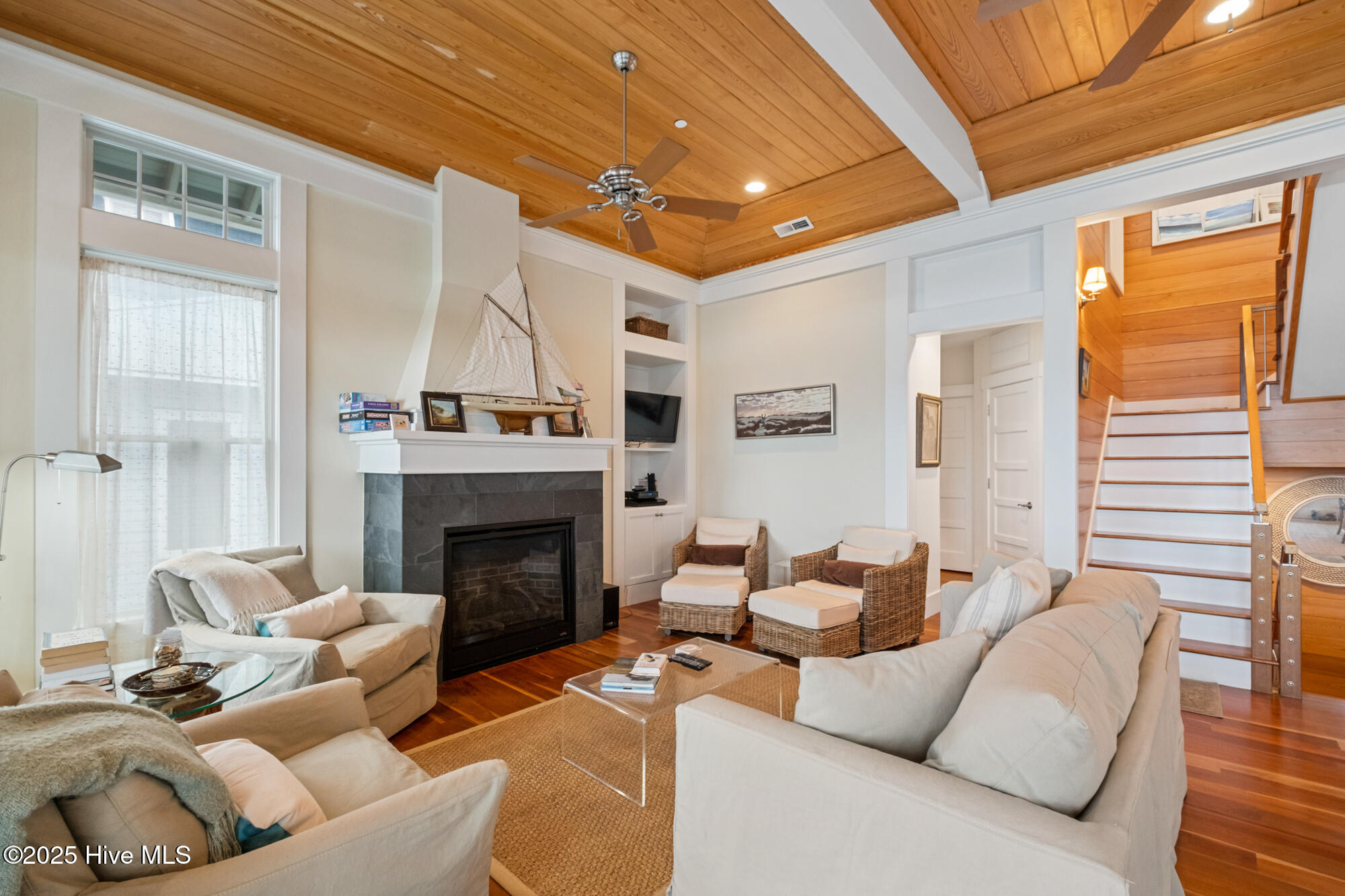 100492328 | Photo 14