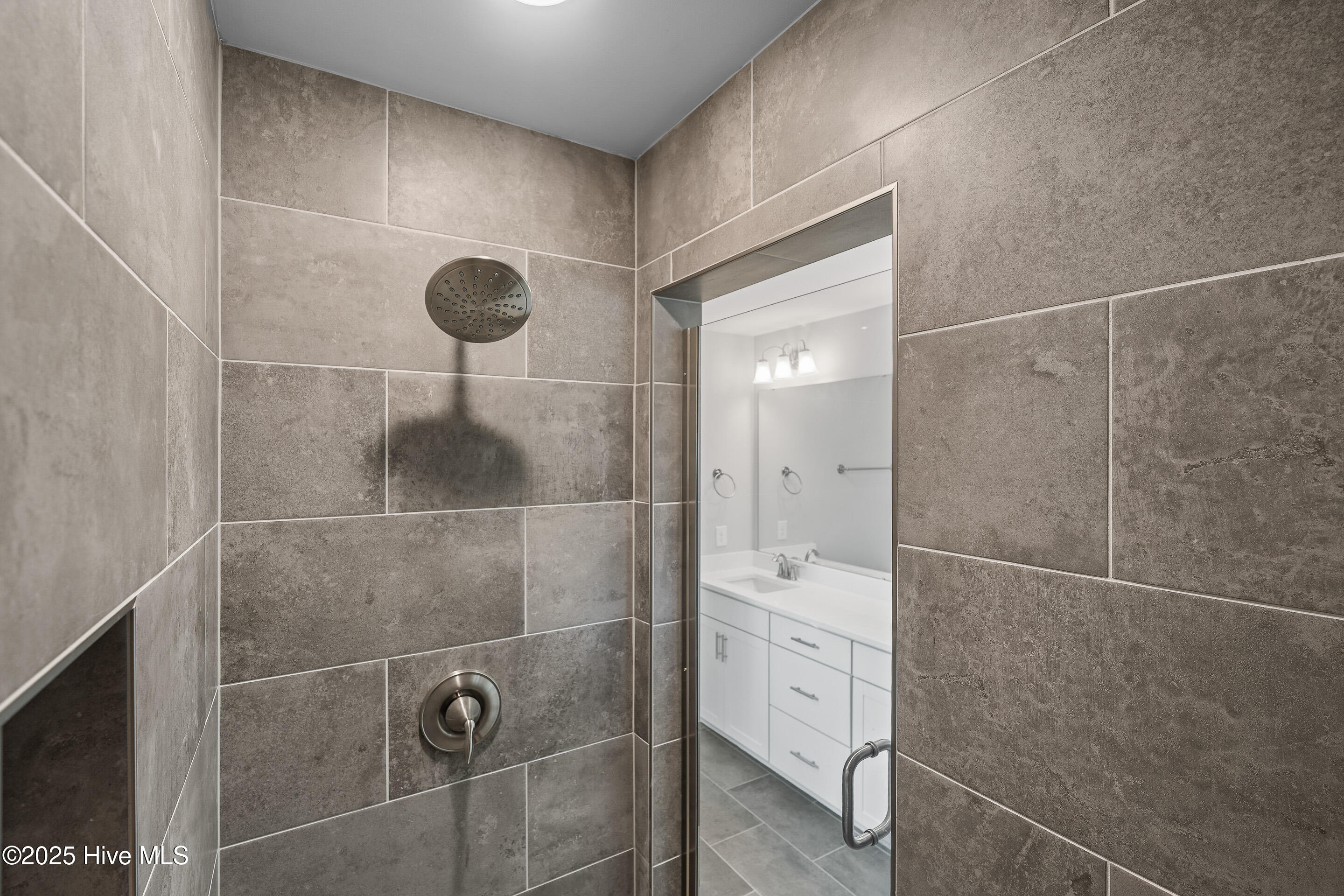 100506457 | Photo 42