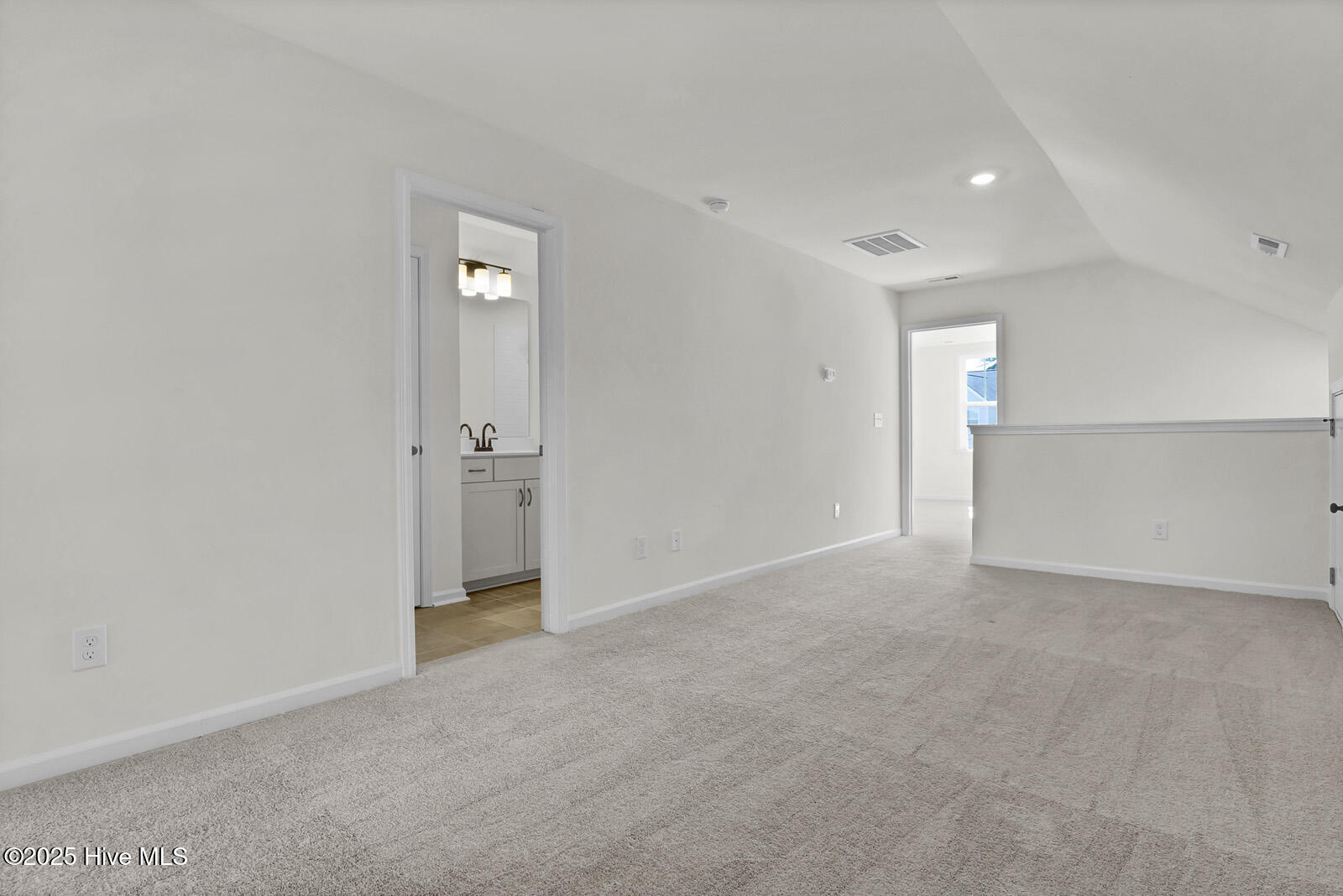 100515085 | Photo 24