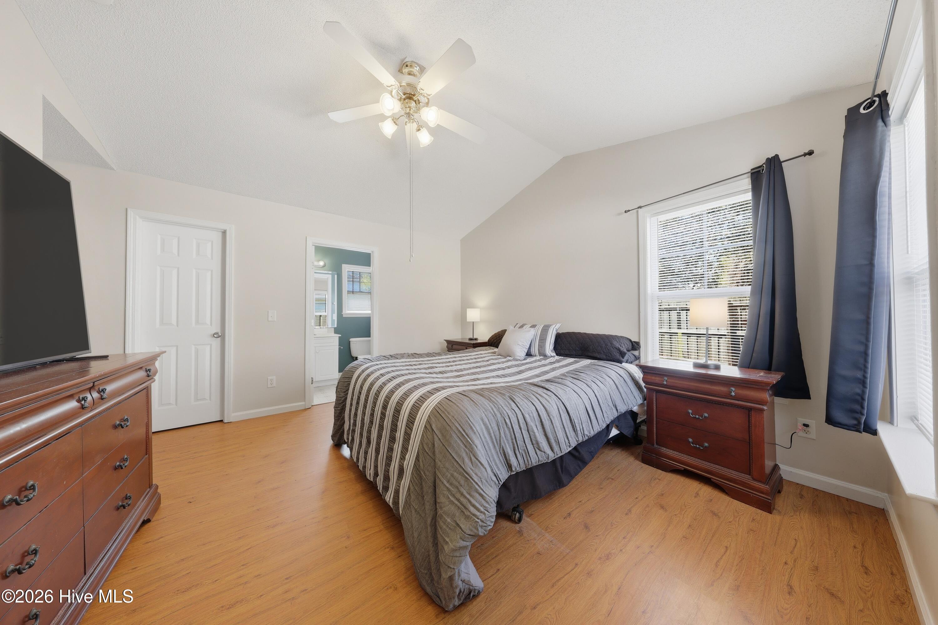 100562580 | Photo 15