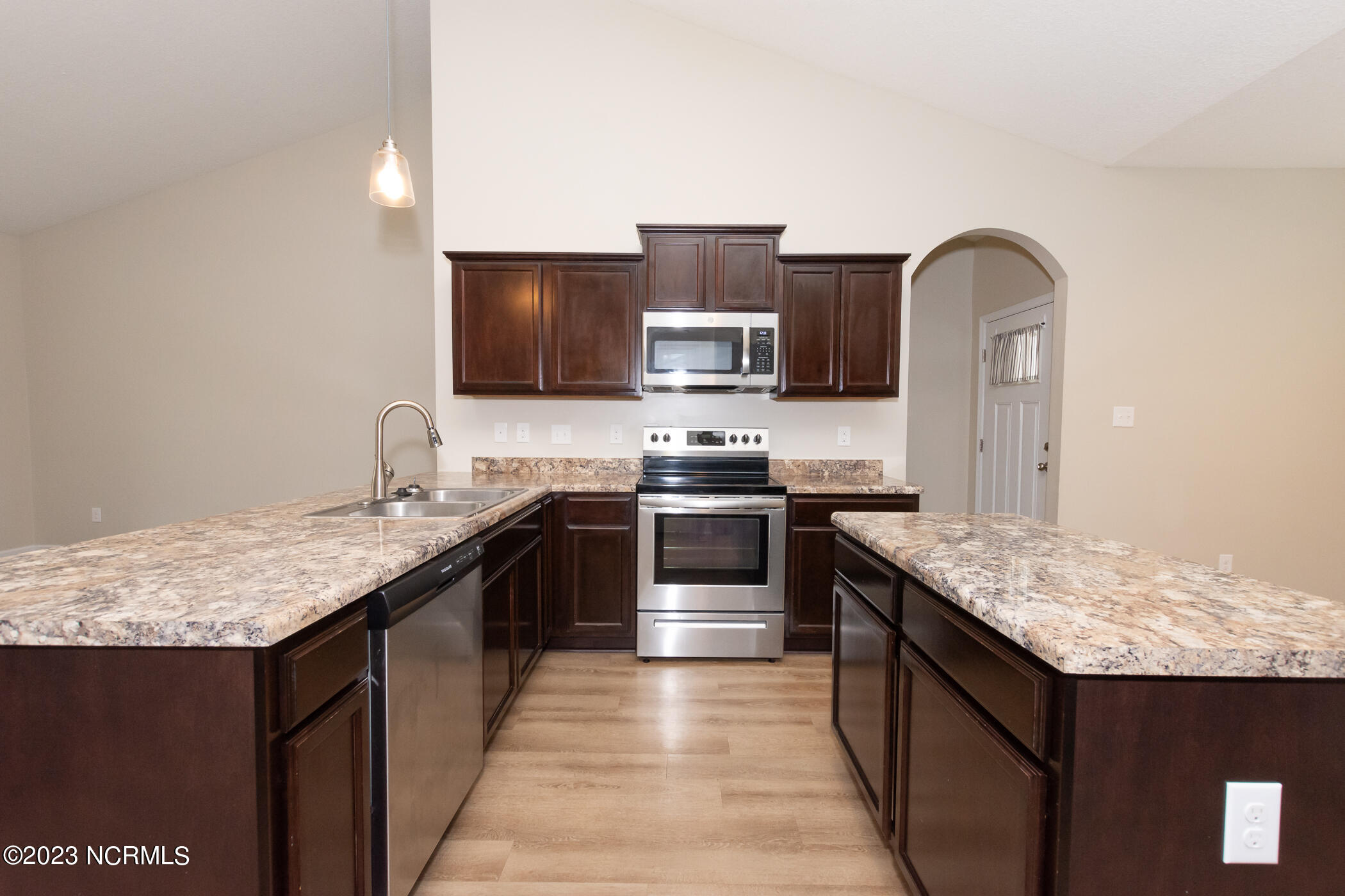 100543785 | Photo 13