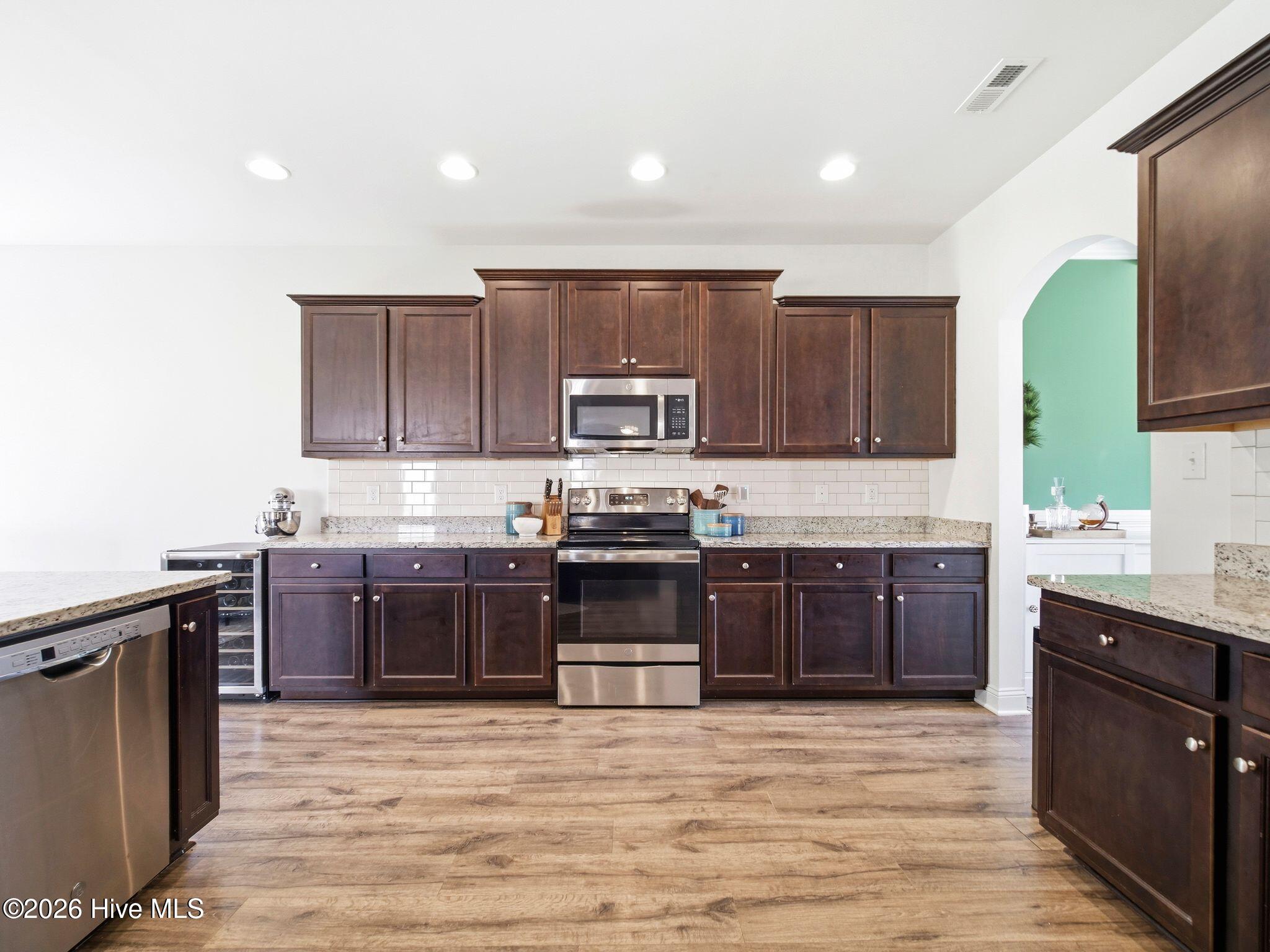 100569153 | Photo 28