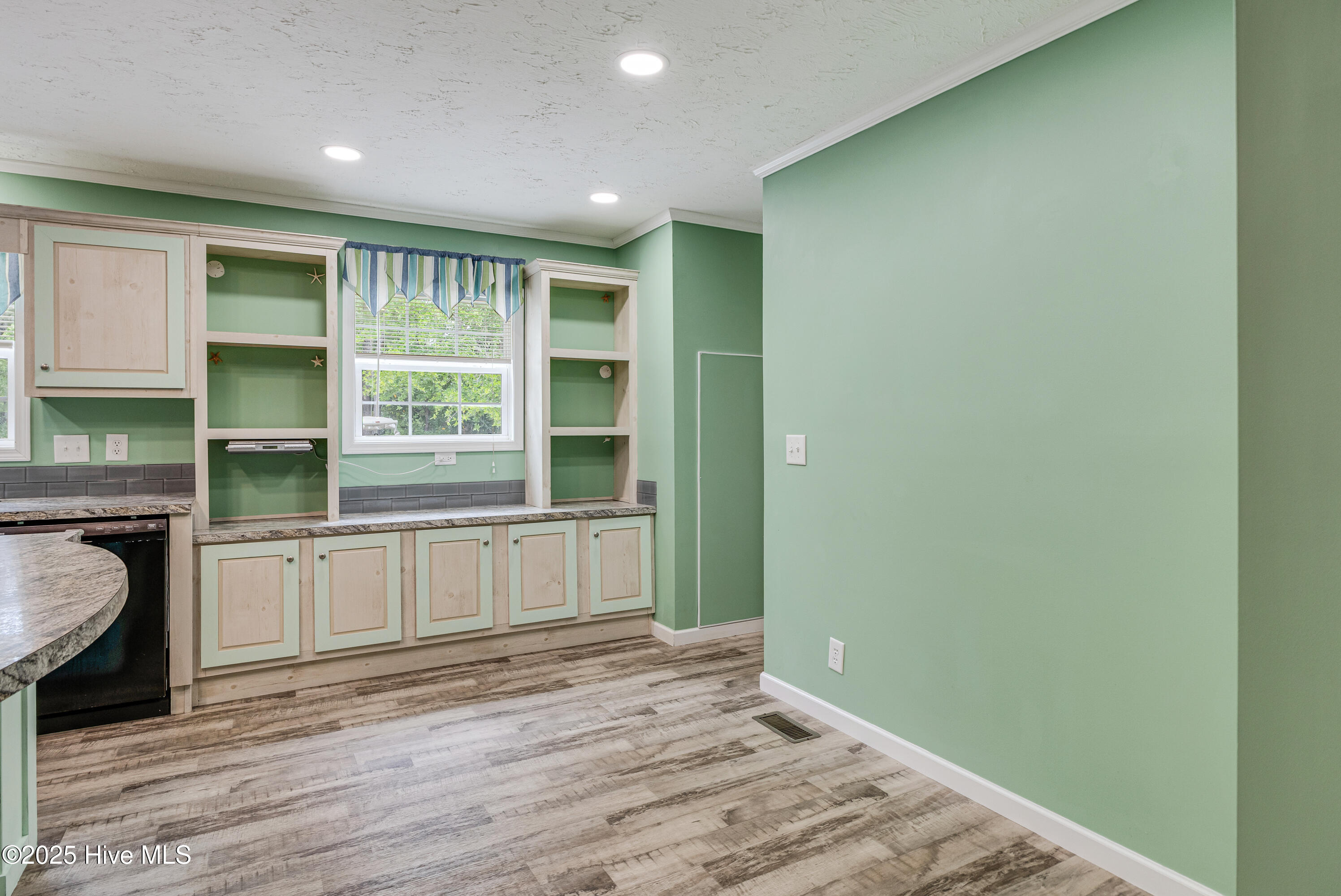 100508775 | Photo 16