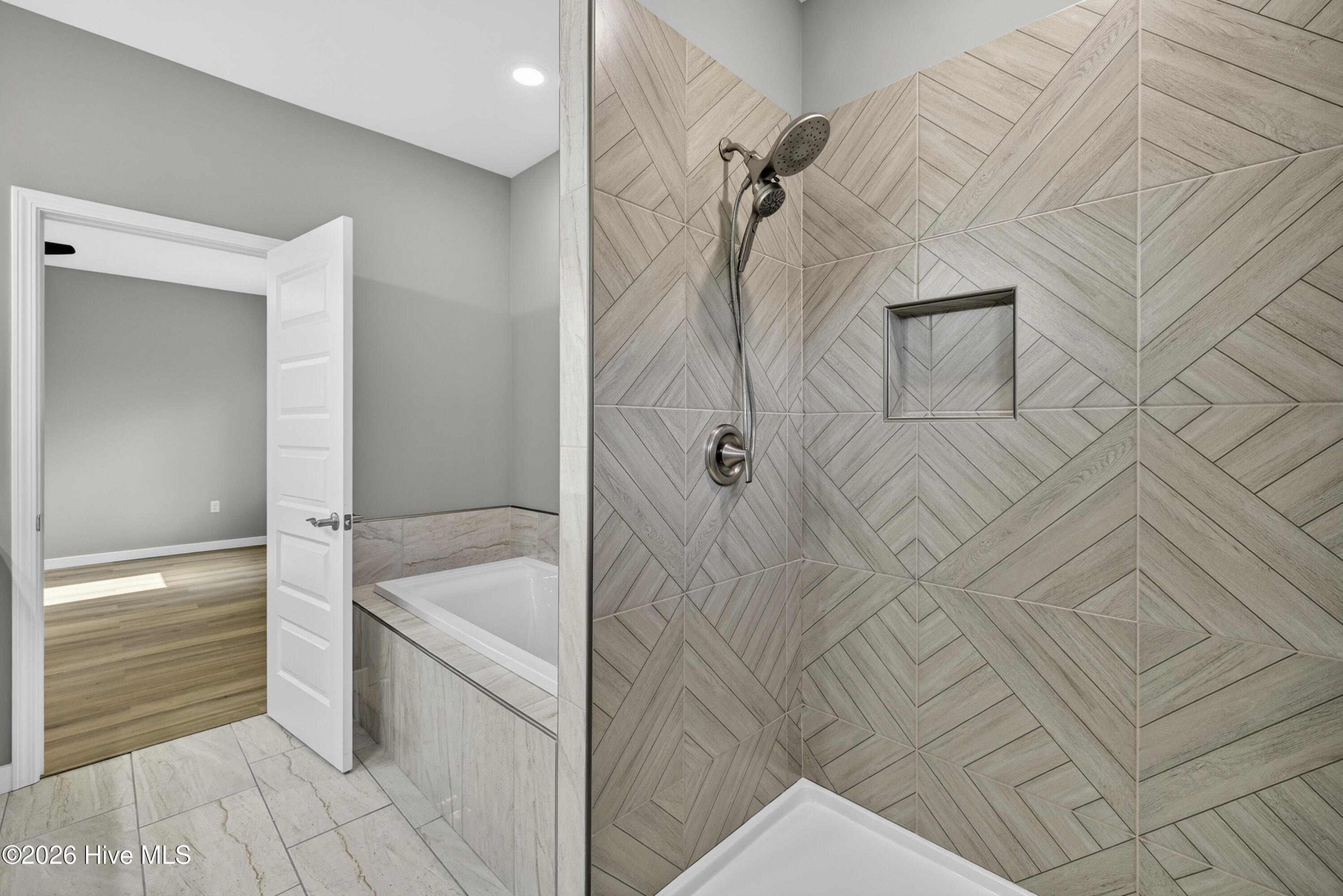 100548681 | Photo 26