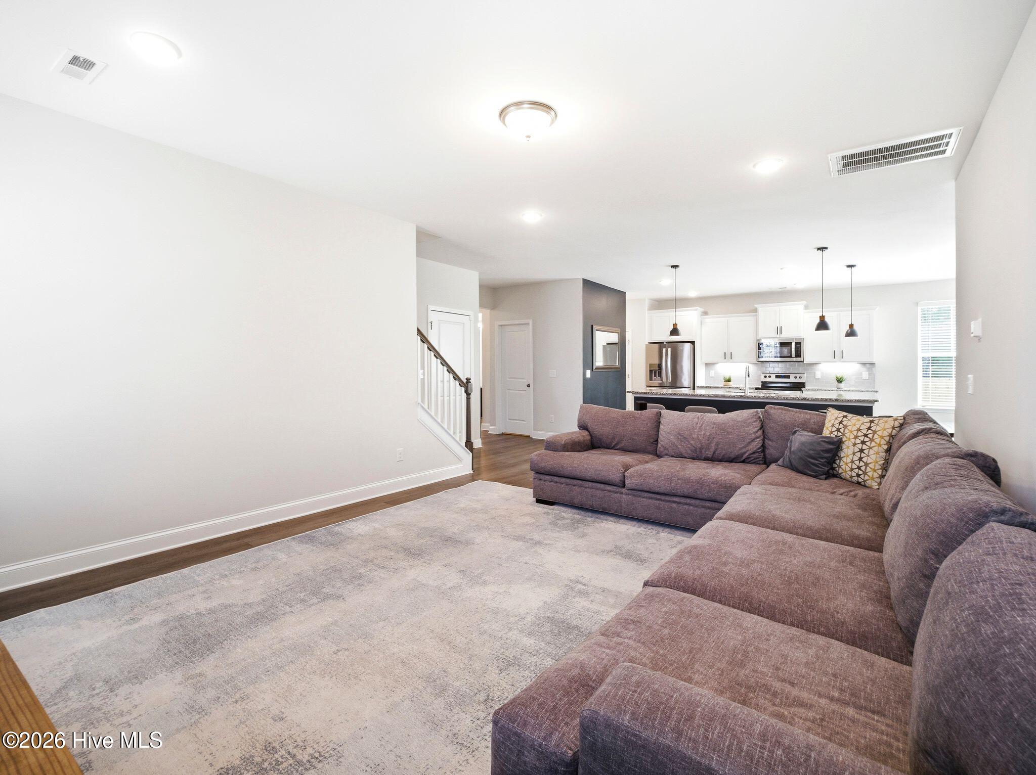 100569792 | Photo 23