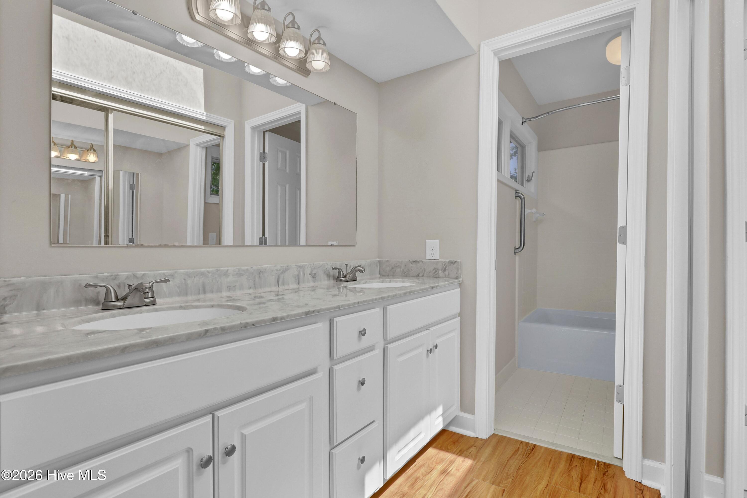 100570690 | Photo 20