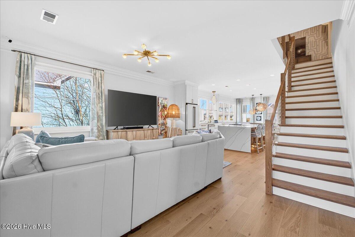 100549298 | Photo 37