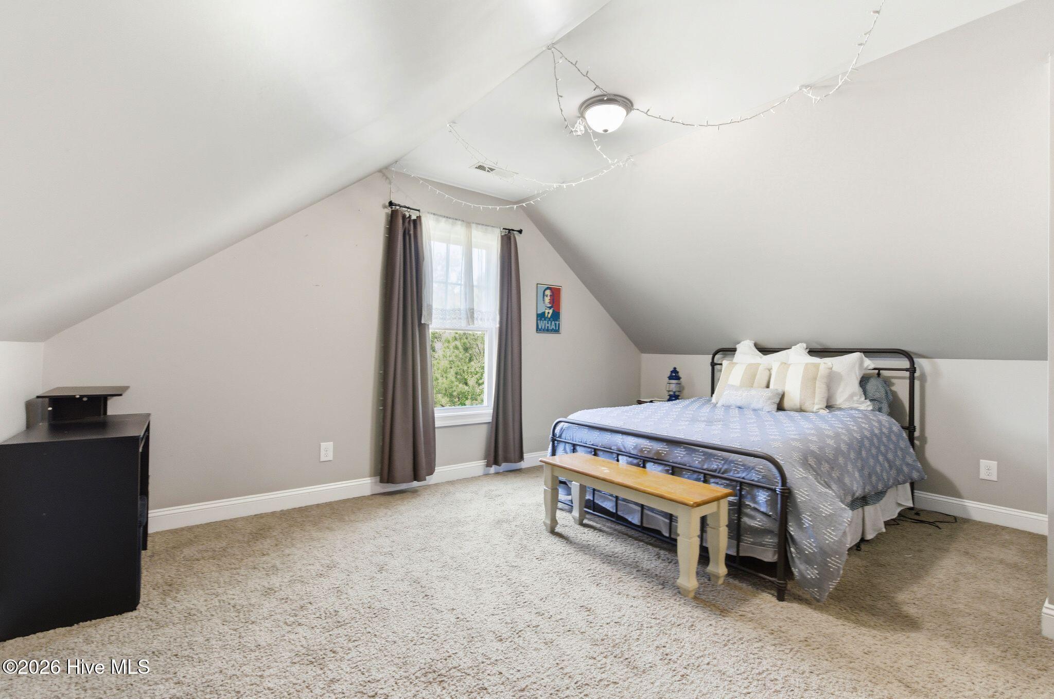 100568404 | Photo 51