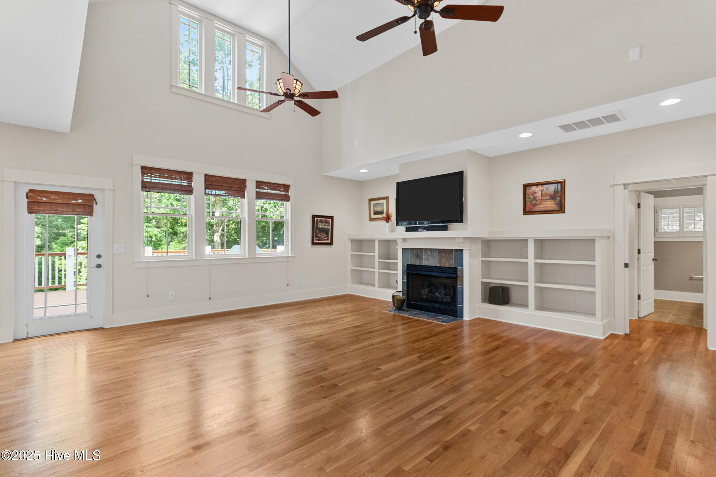 107 Overlook Drive, Hampstead, NC 28443 – photo 23: 26_living room