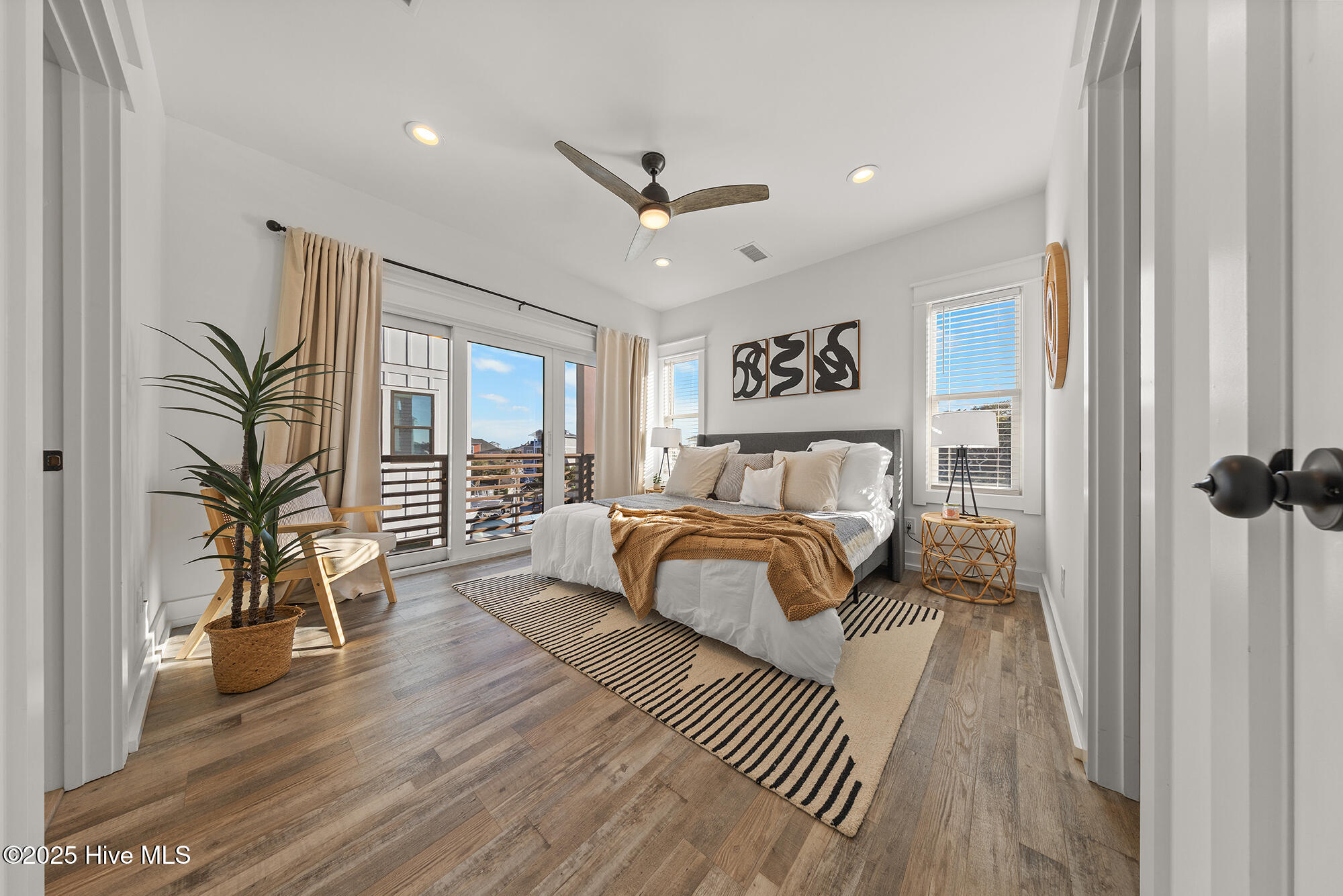 100542866 | Photo 19