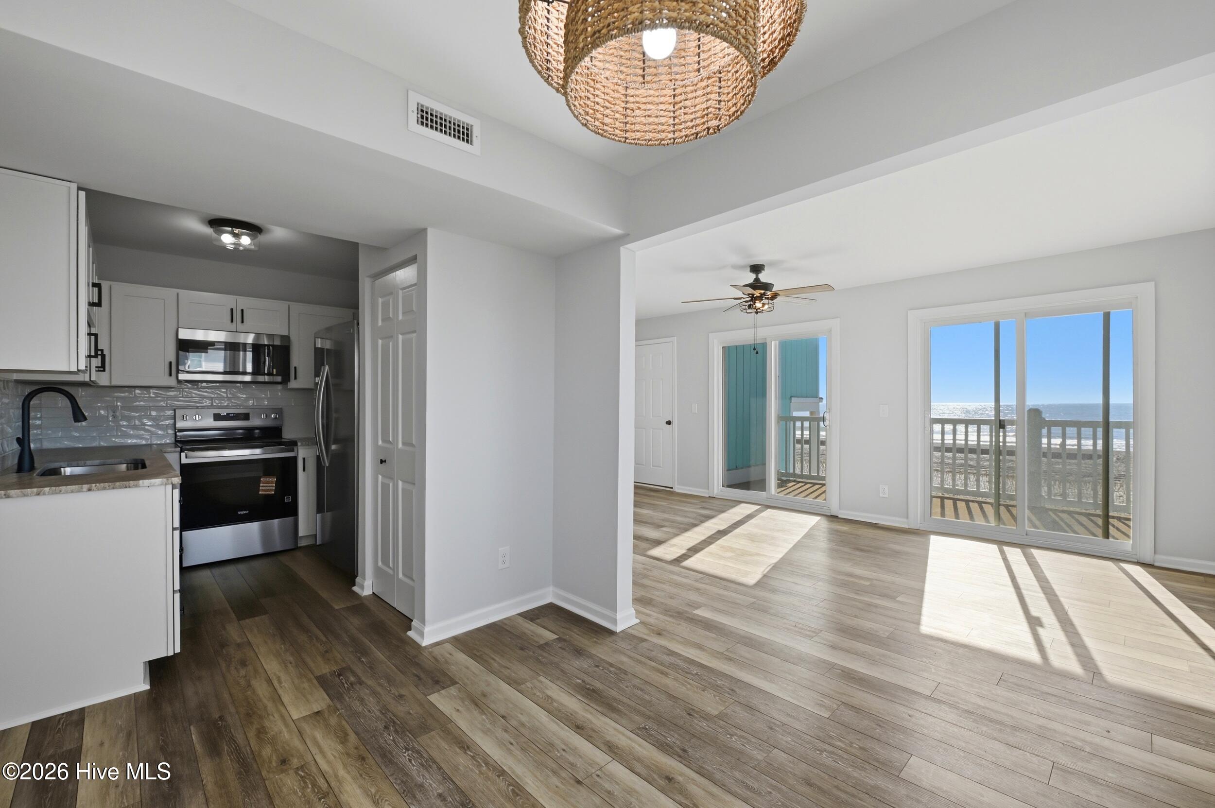 100566140 | Photo 10