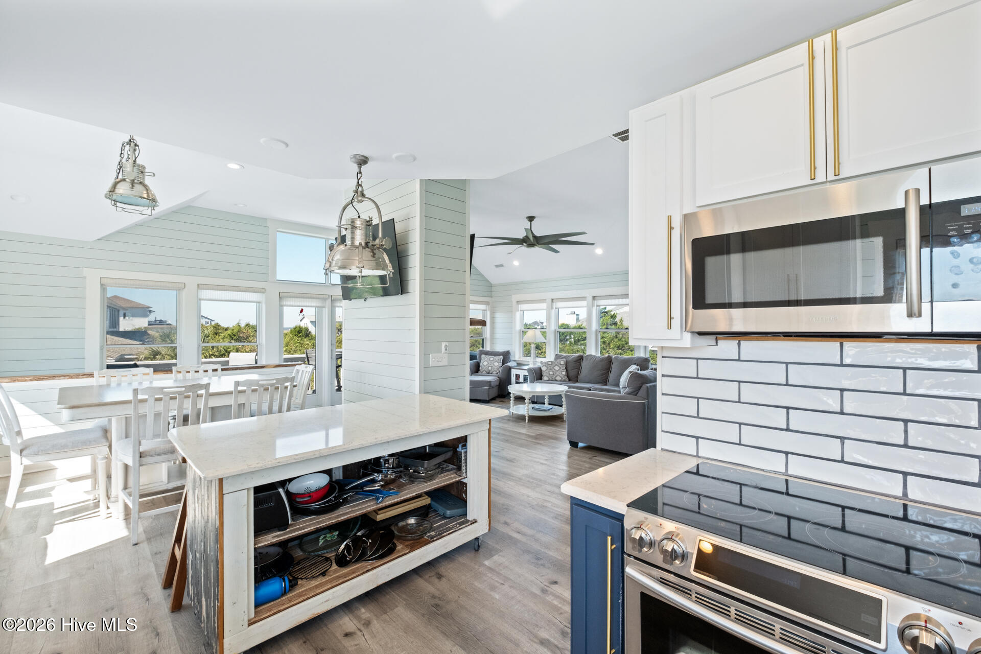 100556120 | Photo 38