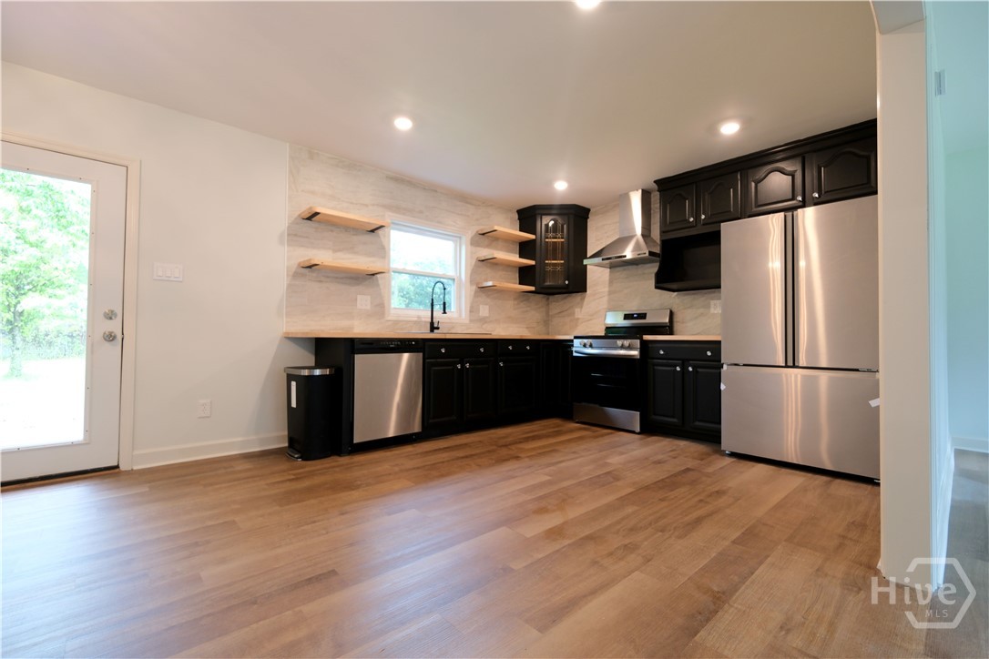 KITCHEN WITH NEW APPLIANCES