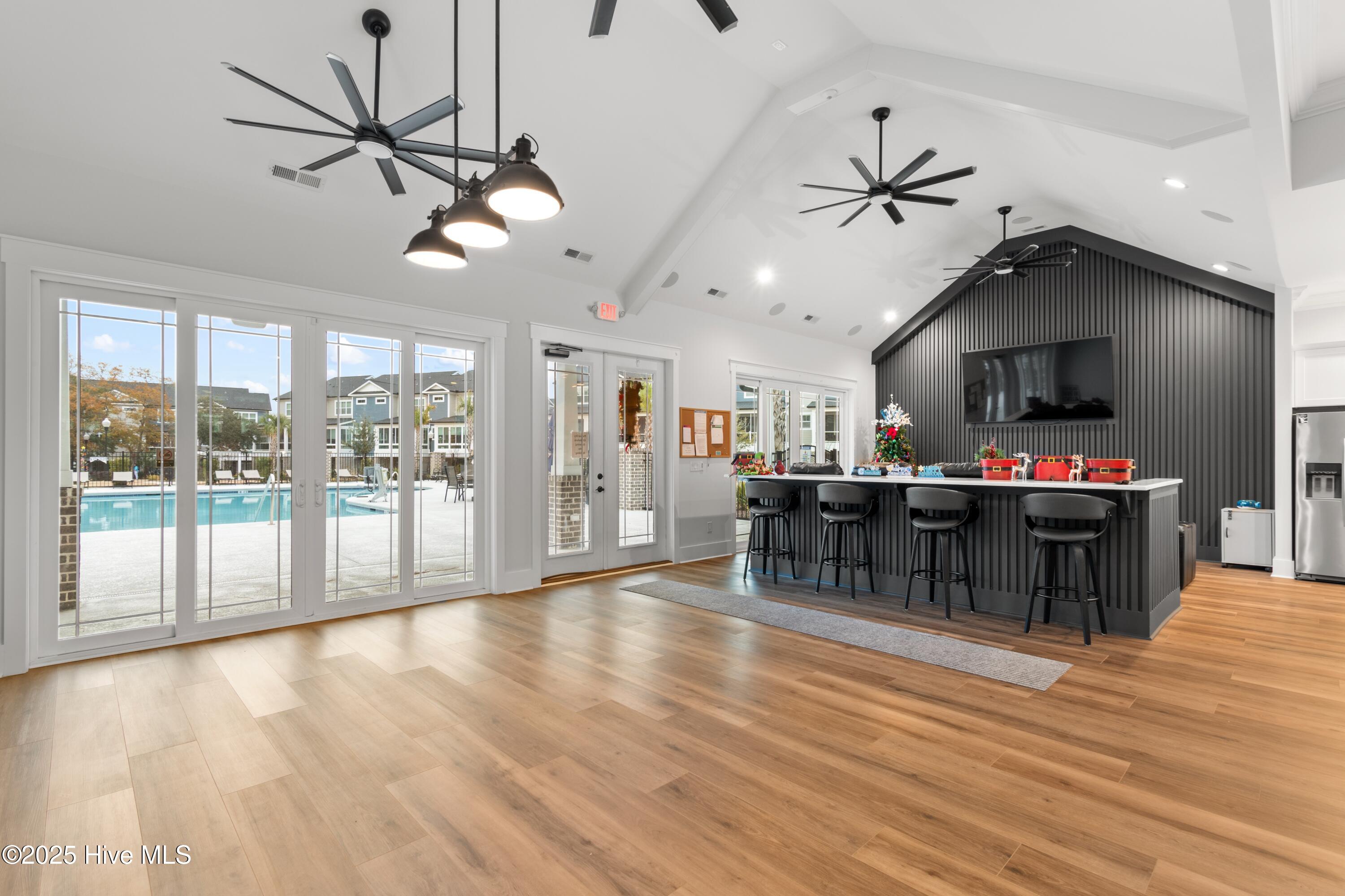 100546246 | Photo 37