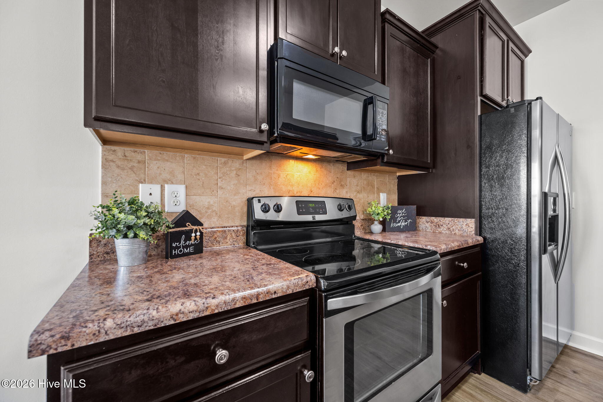 100570344 | Photo 12