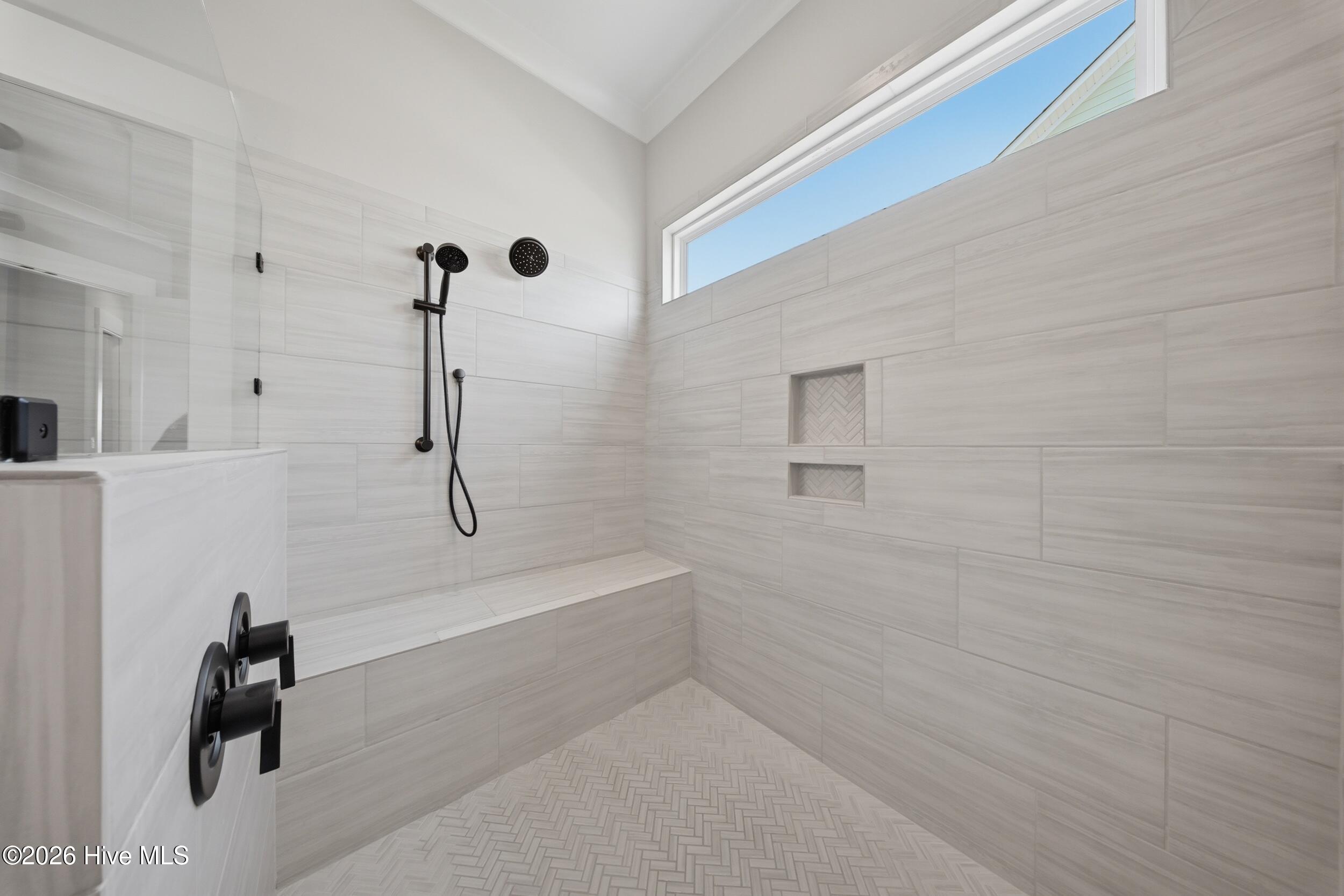 100567785 | Photo 46