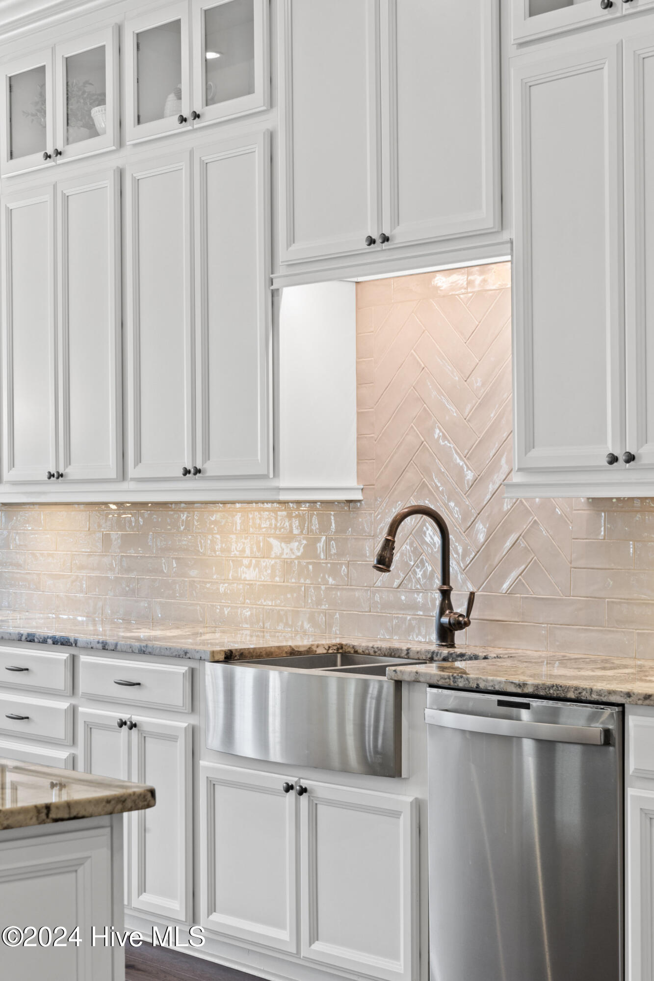 100548763 | Photo 31