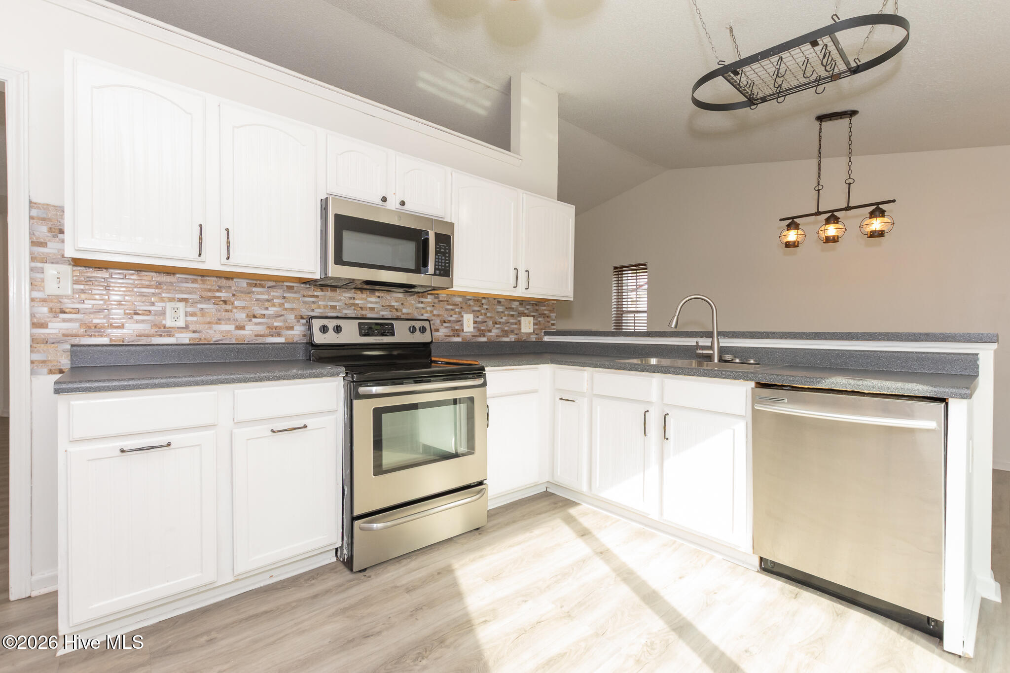 100550624 | Photo 18