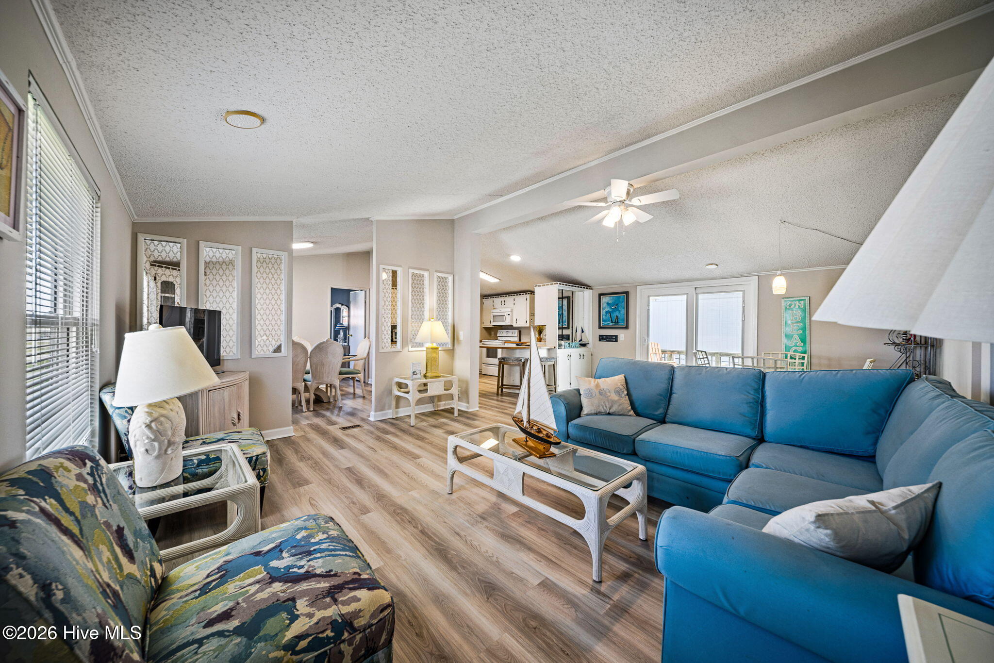 100561406 | Photo 32