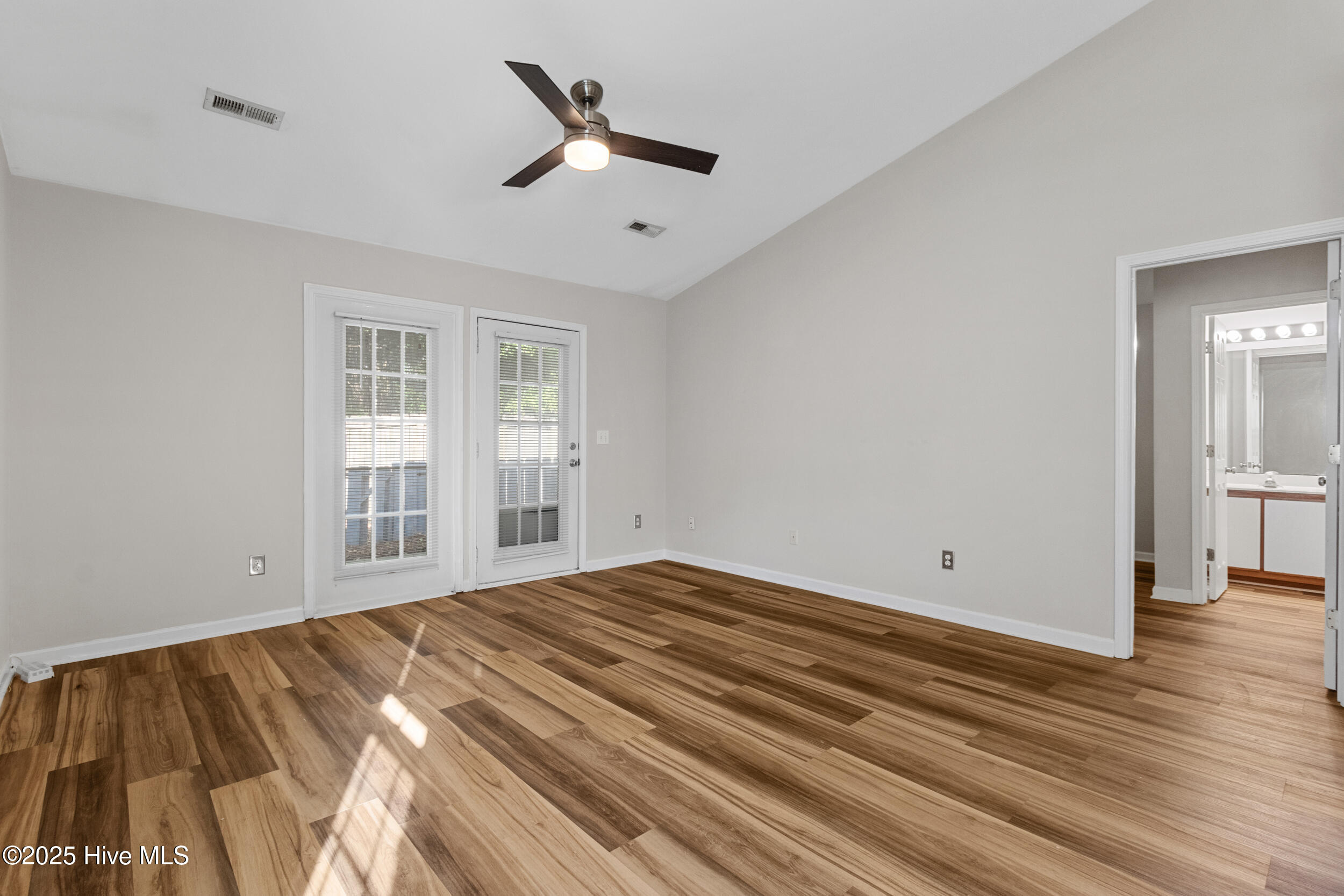 100534993 | Photo 13