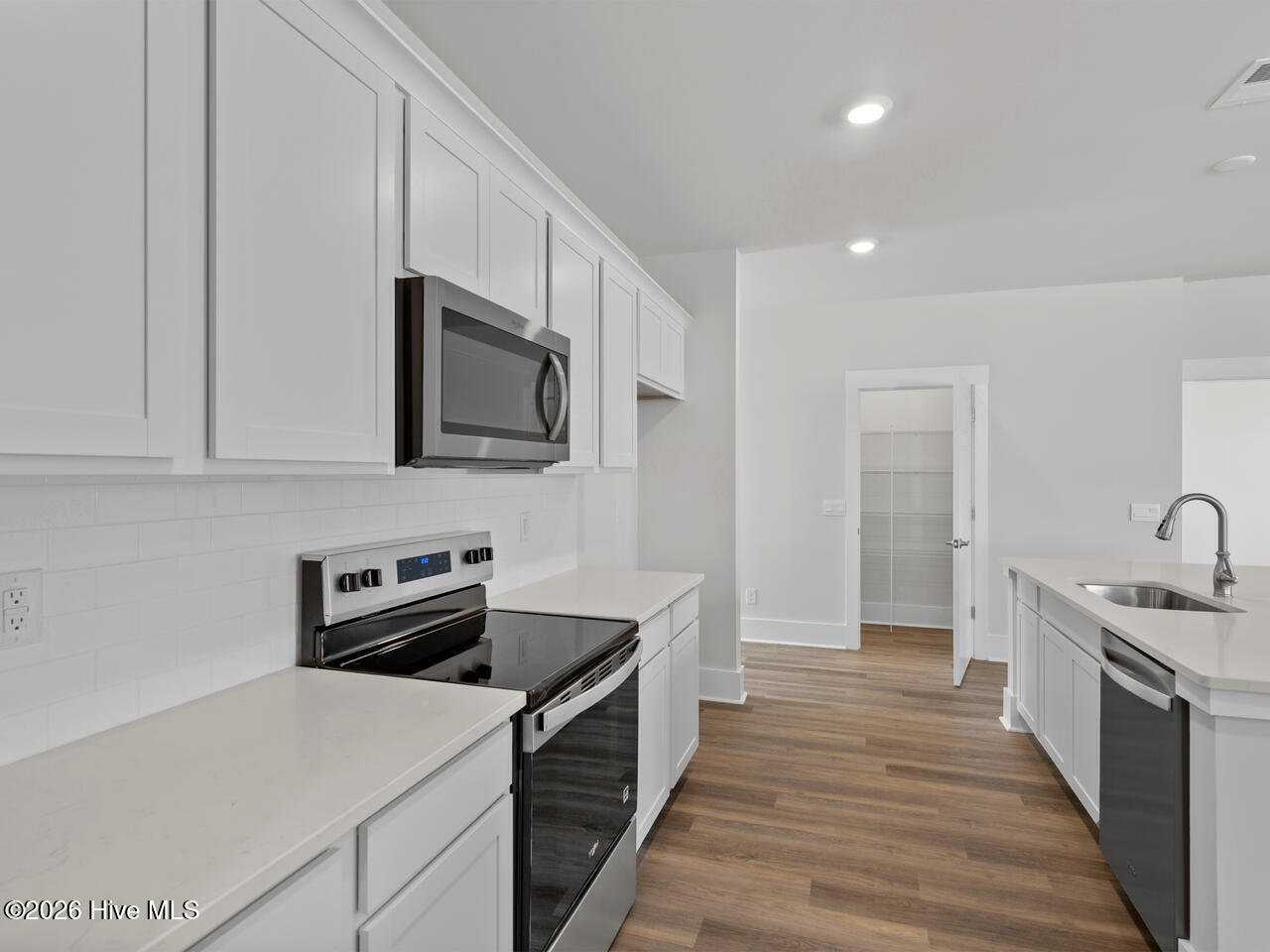 100530535 | Photo 11