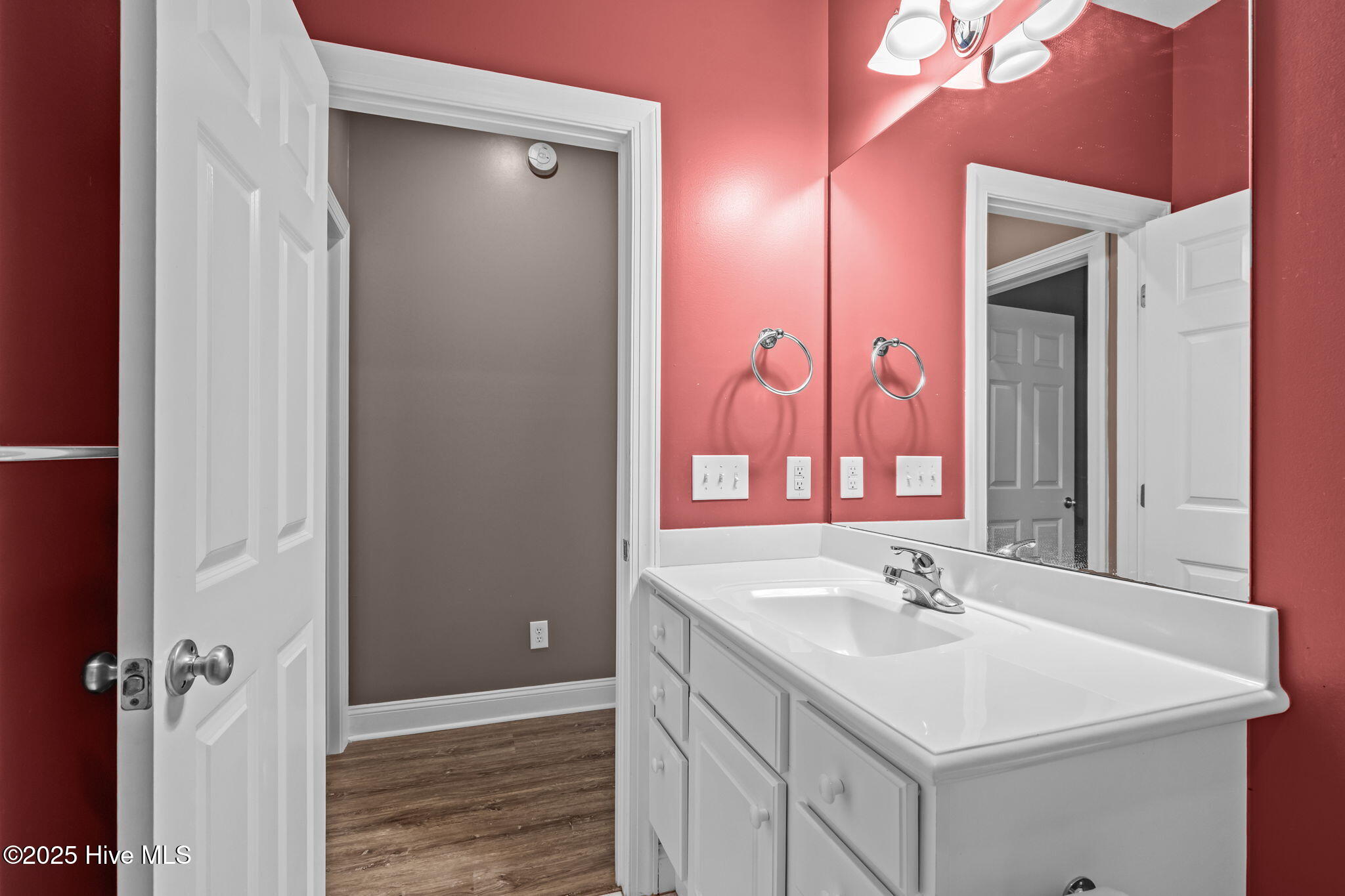 100531383 | Photo 56