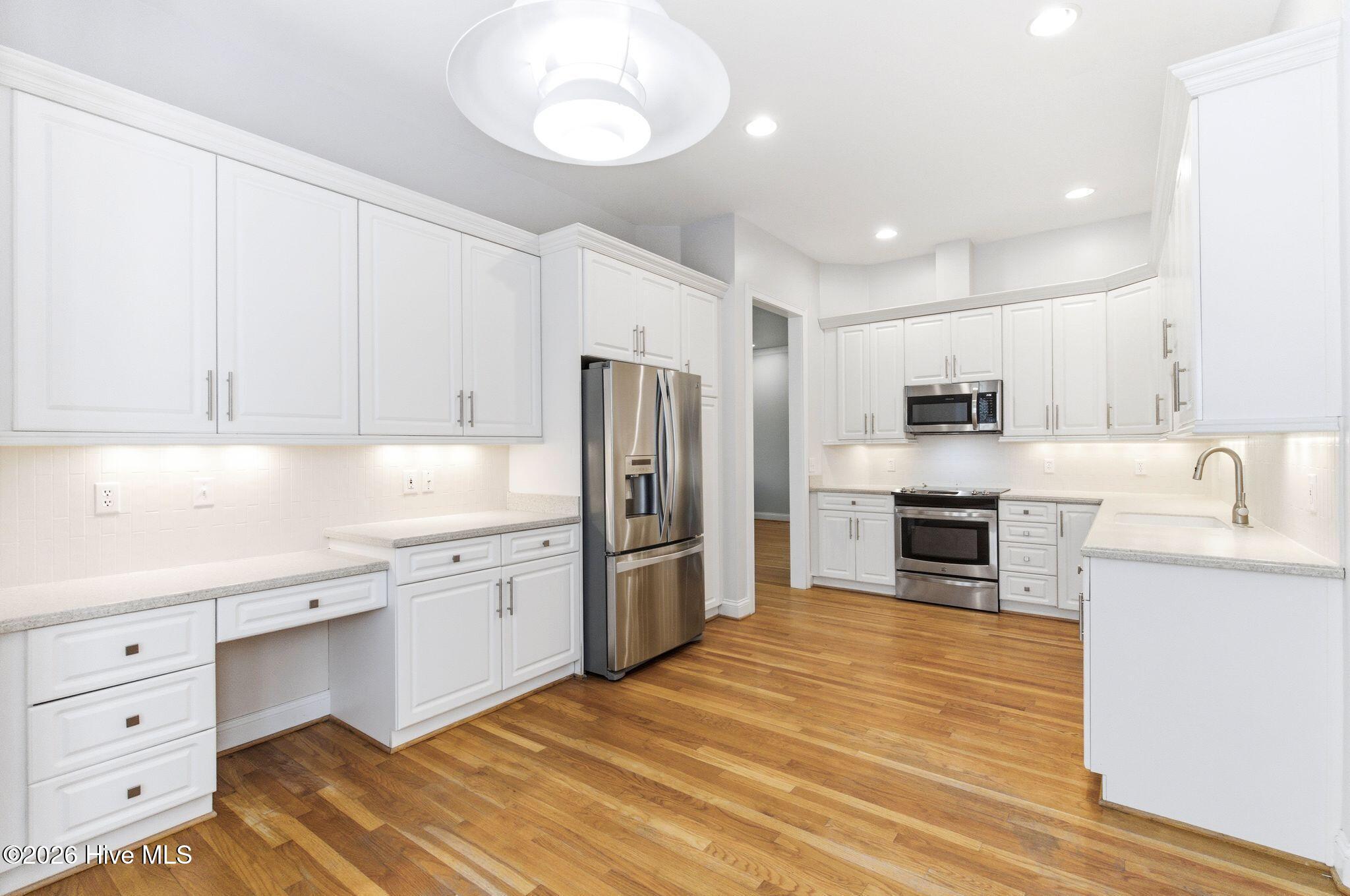 100567139 | Photo 16