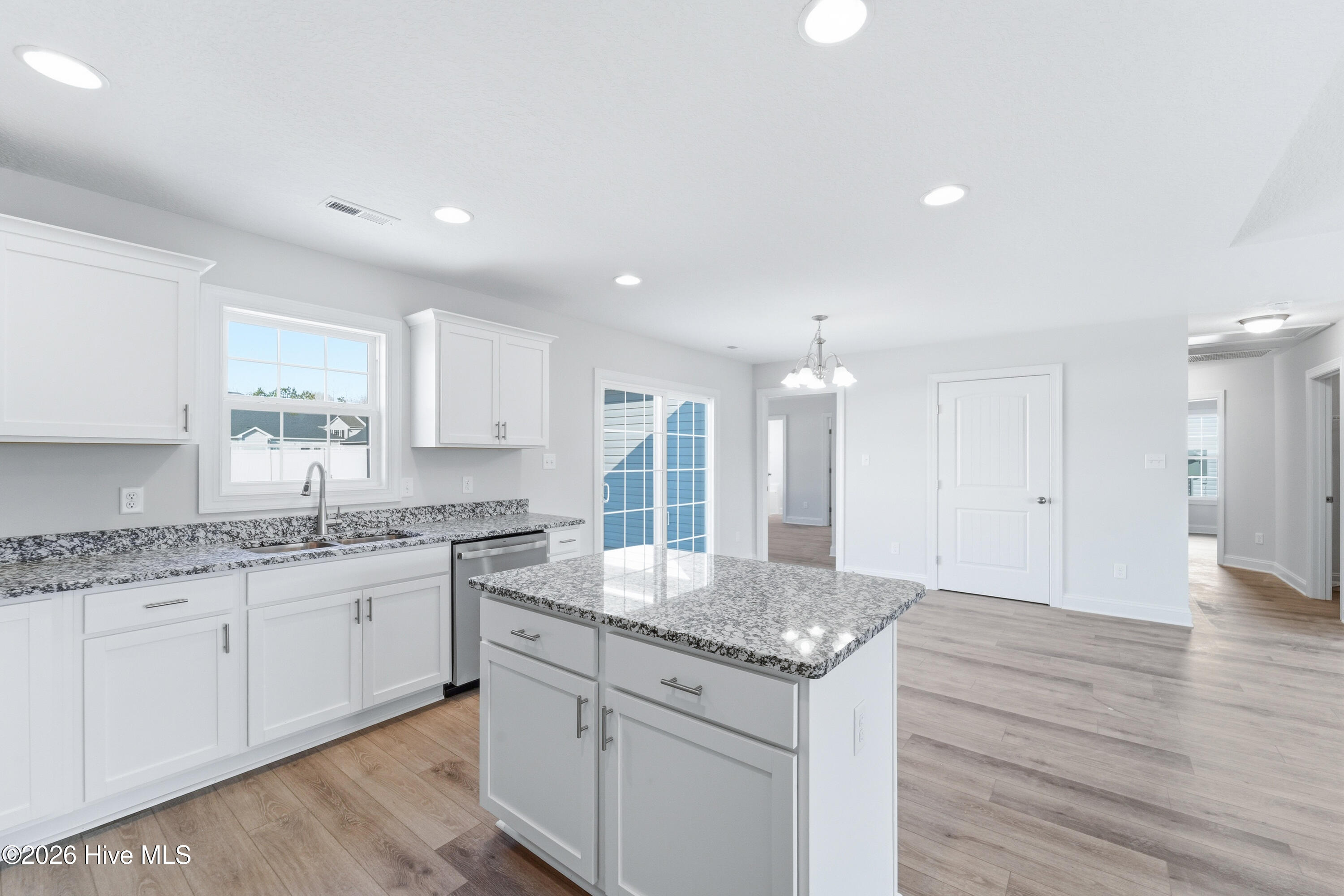 100537618 | Photo 15