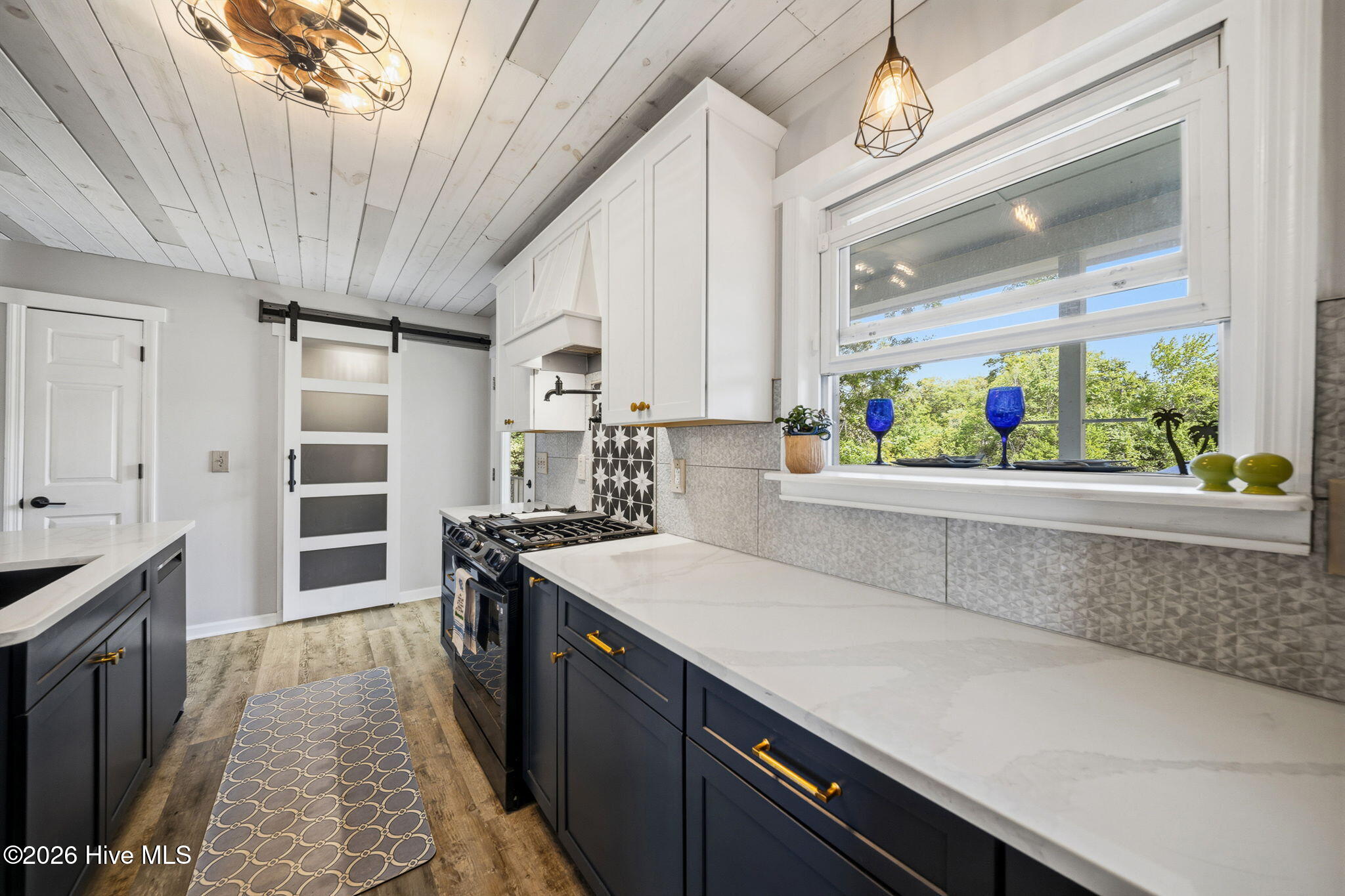 100569227 | Photo 21