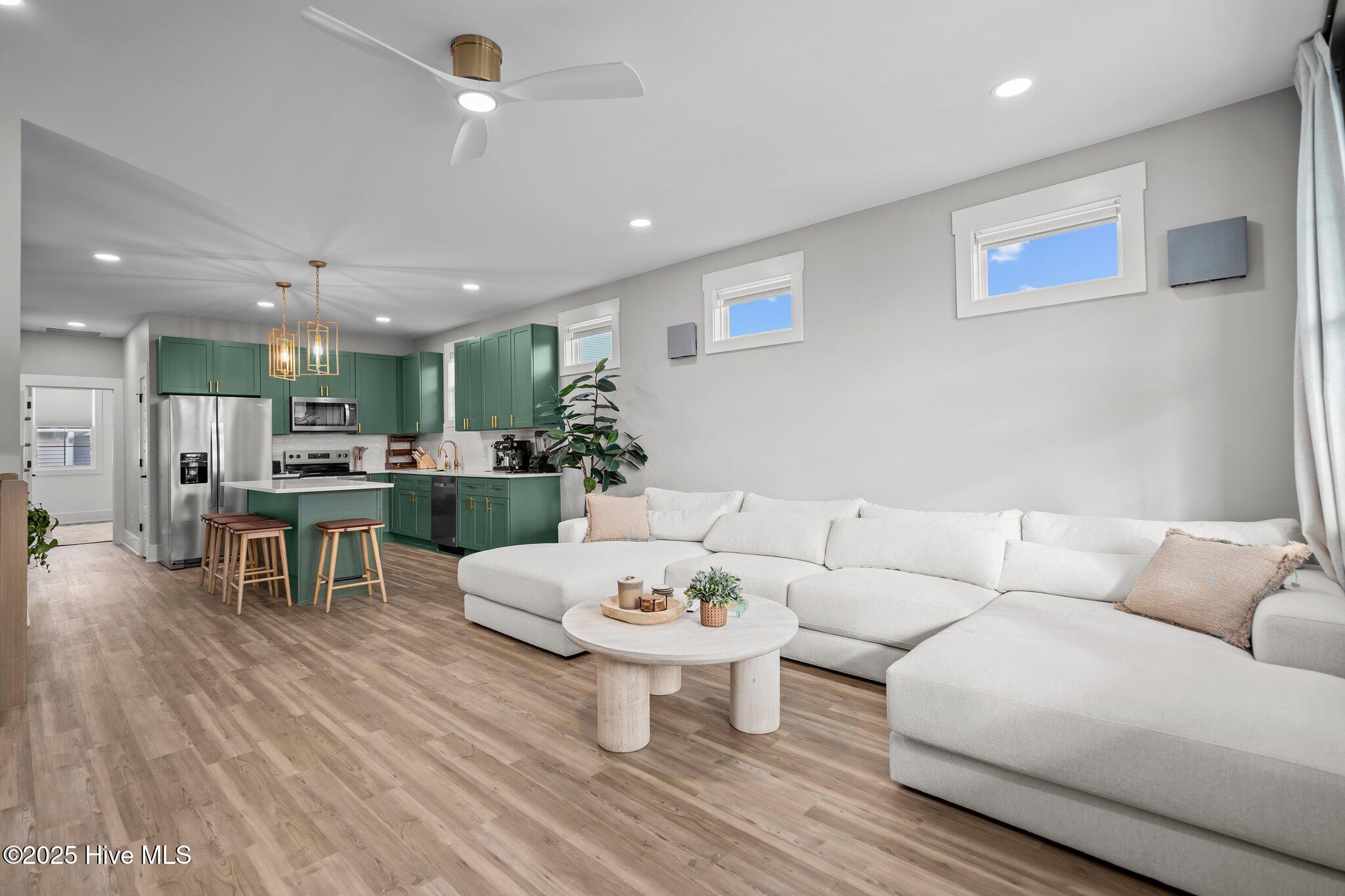 100537870 | Photo 29