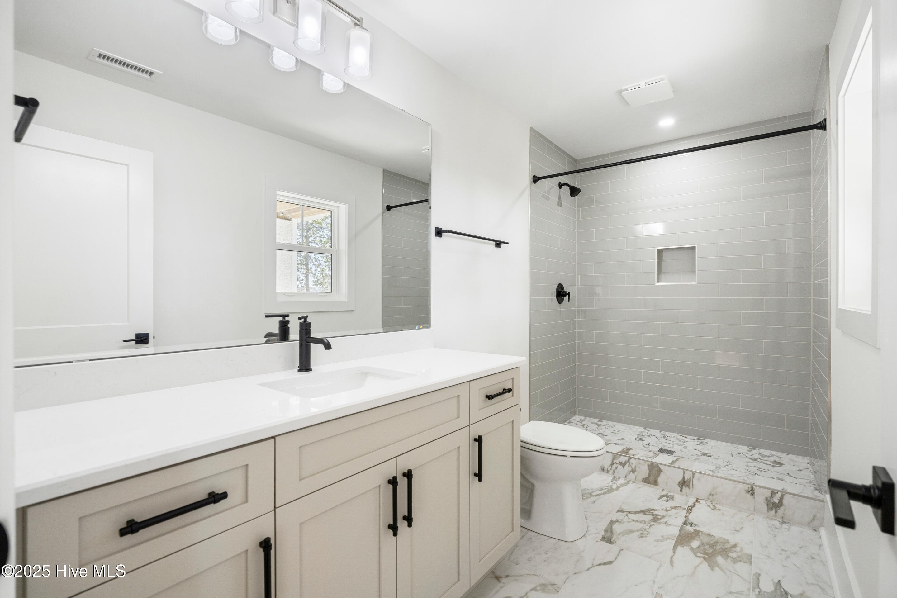 100545730 | Photo 97