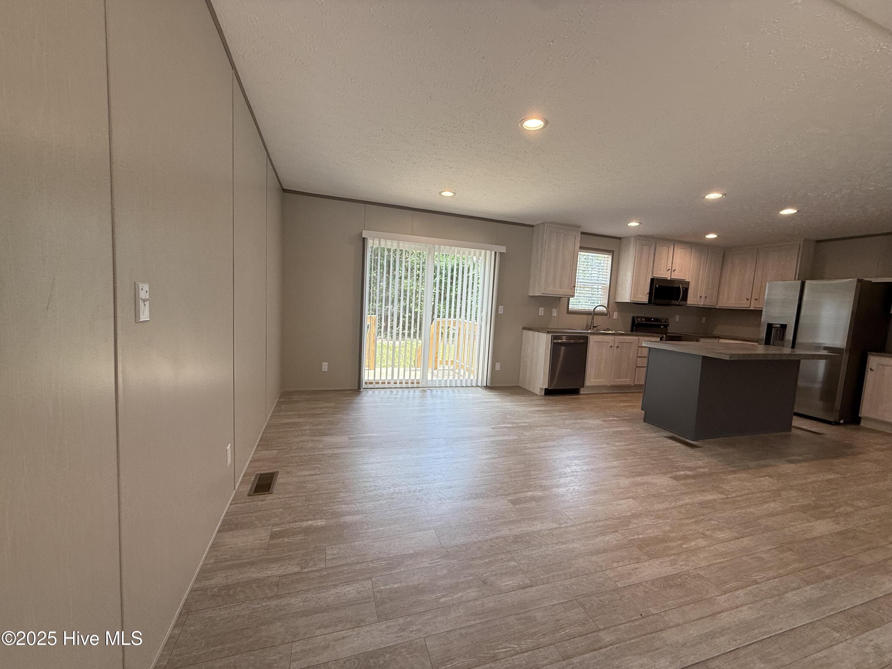 100518678 | Photo 11