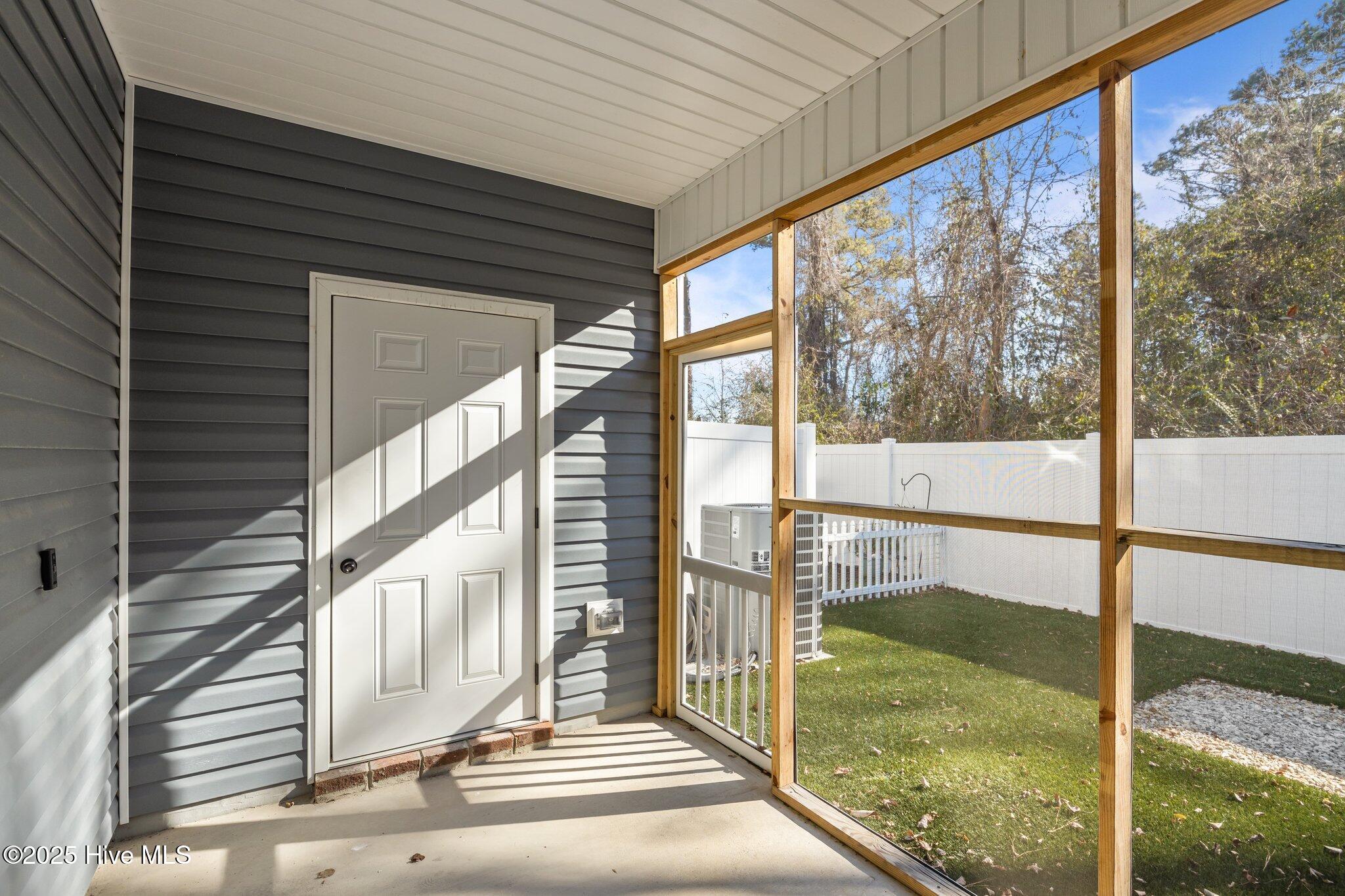 100563898 | Photo 12