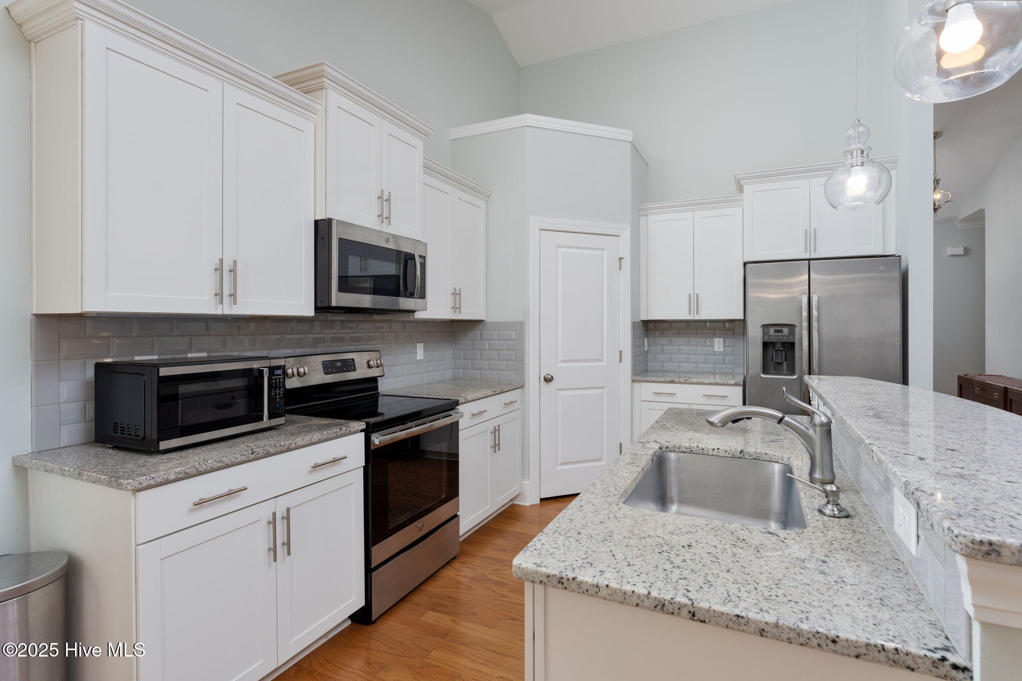 100530499 | Photo 12