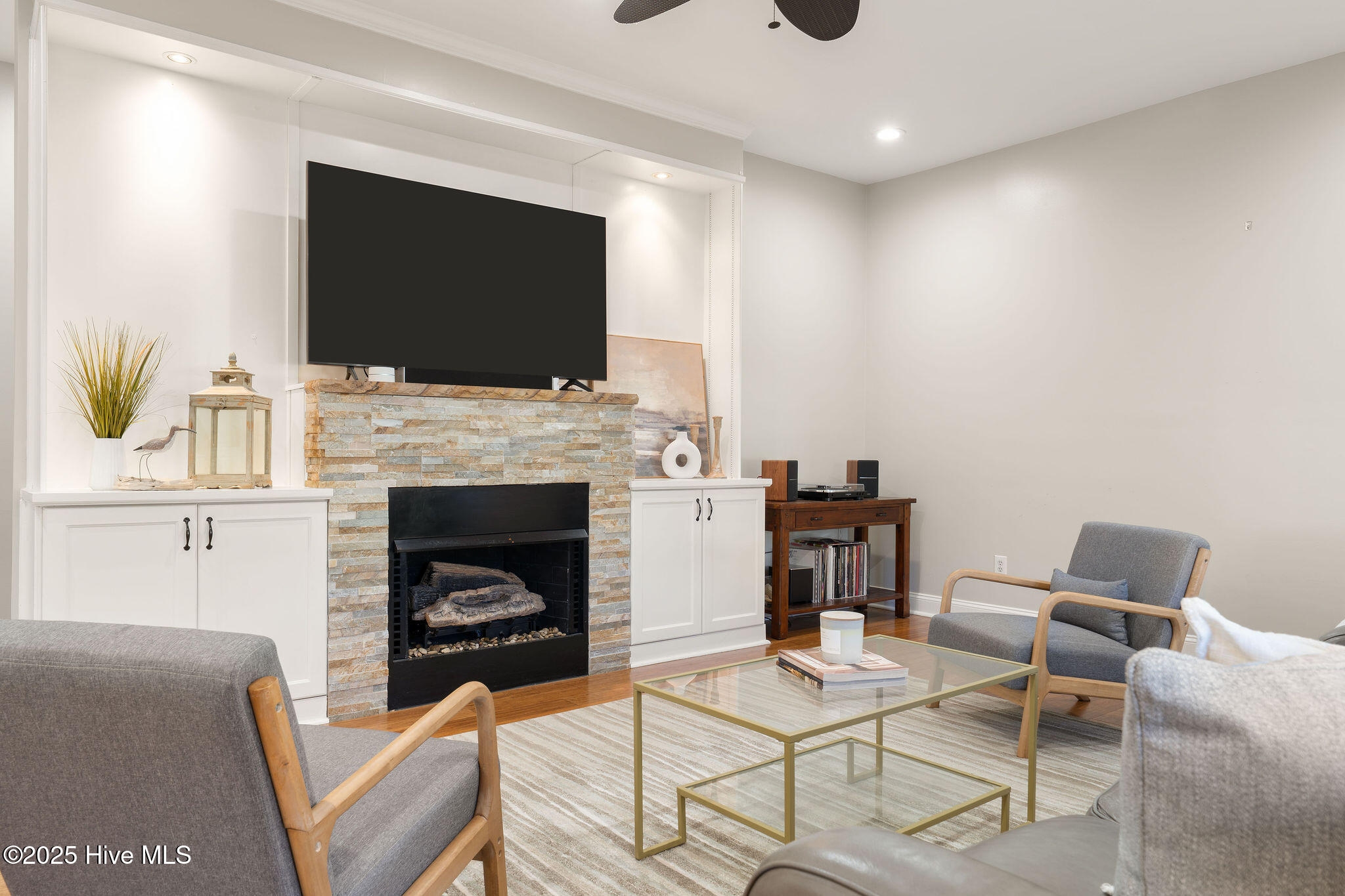 100539157 | Photo 46