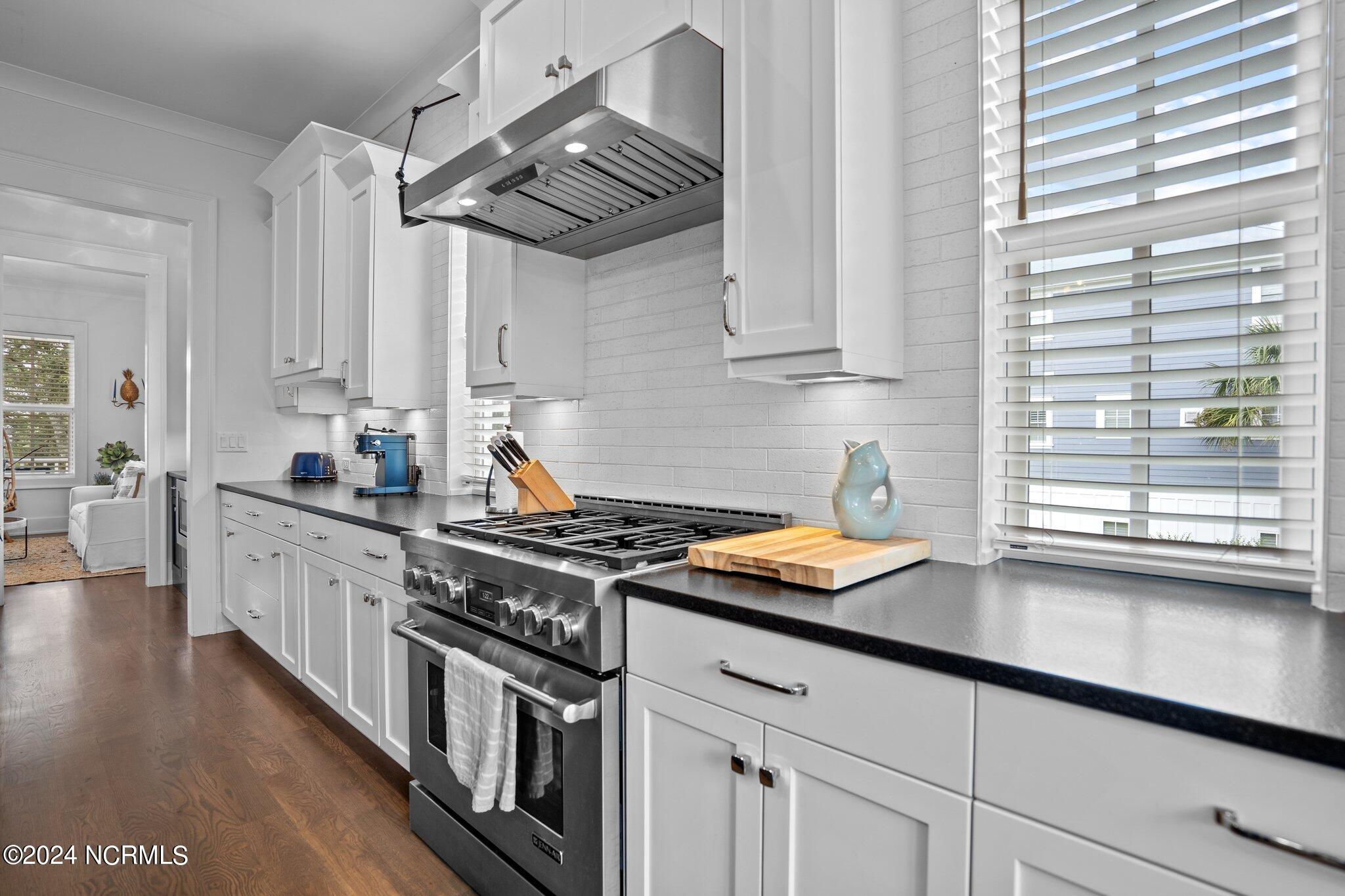 100556324 | Photo 14